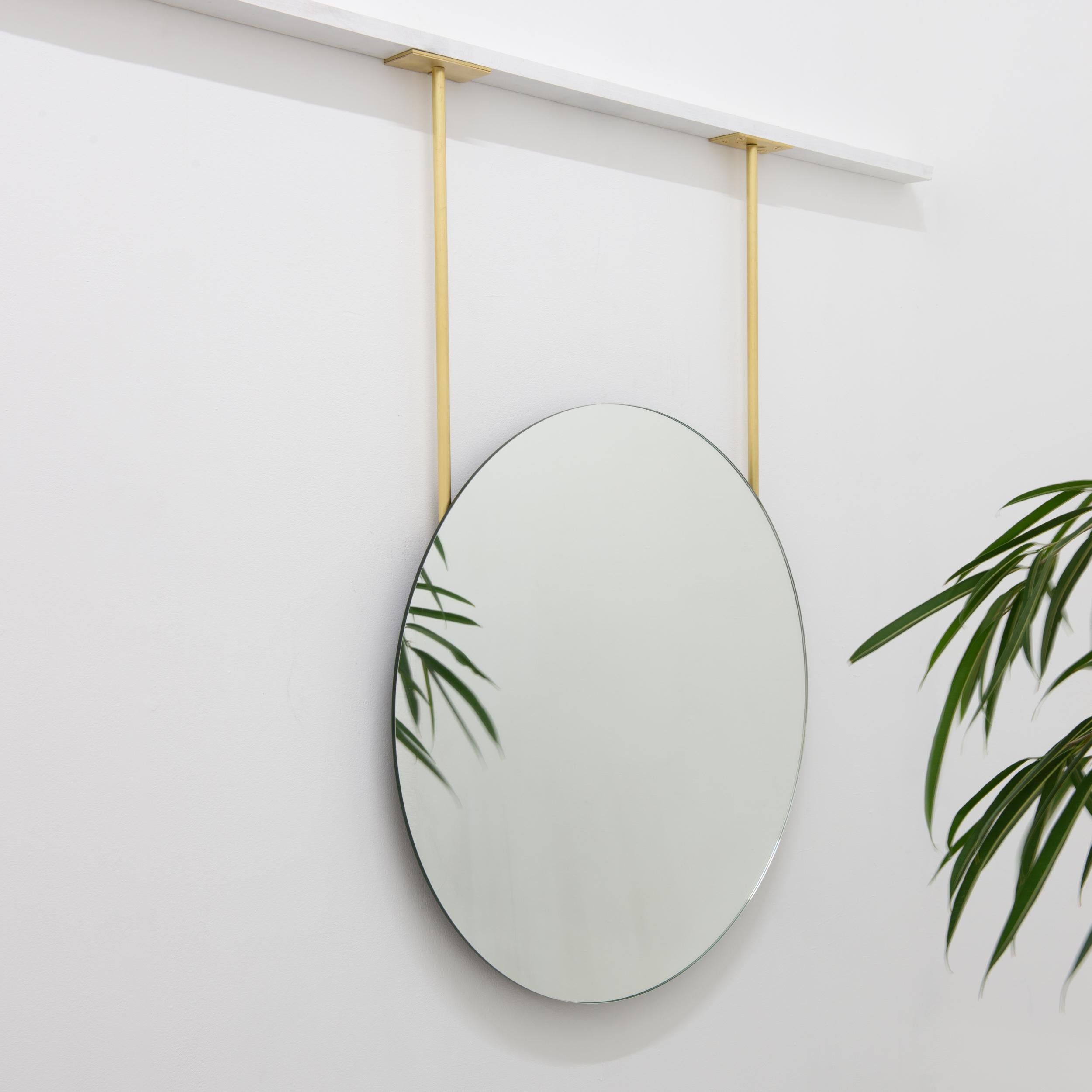 Exquisite and minimalist modern ceiling suspended round frameless mirror.

600mm (23.62