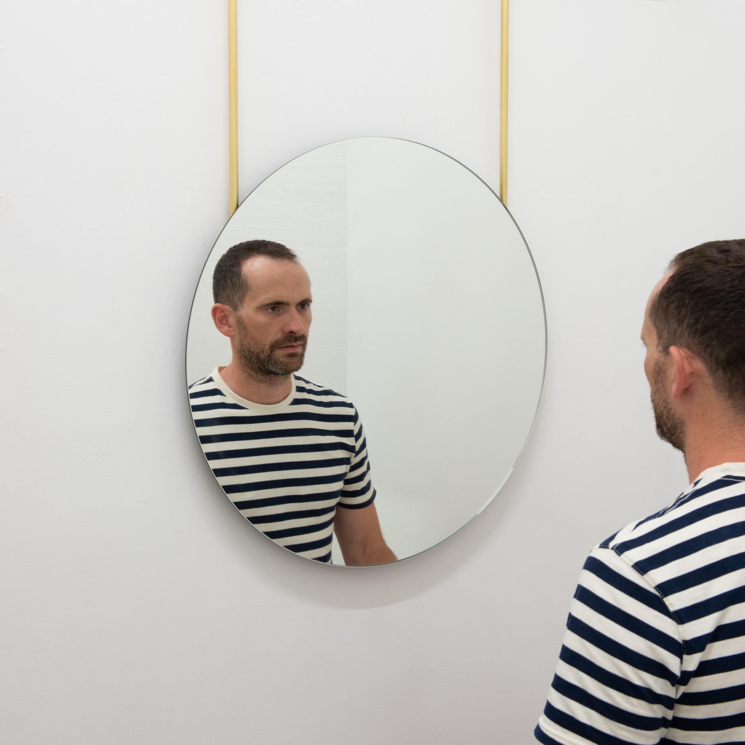 XXIe siècle et contemporain Miroir à suspension suspendu rond Orbis sans cadre avec deux tiges en laiton en vente