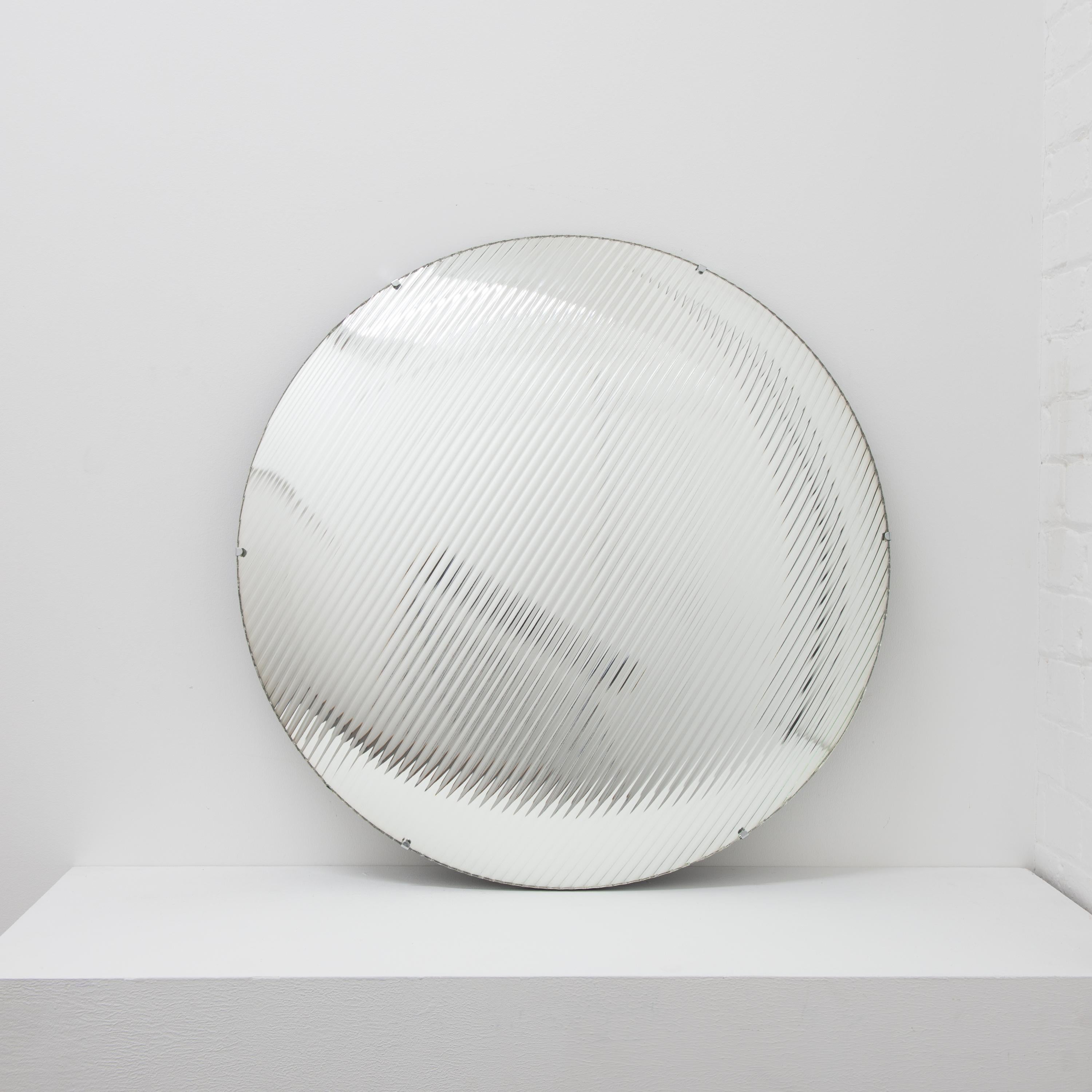 Miroir sans cadre en verre cannelé rond convexe avec Clips, grand, fabriqué à la main par Orbis en vente 7