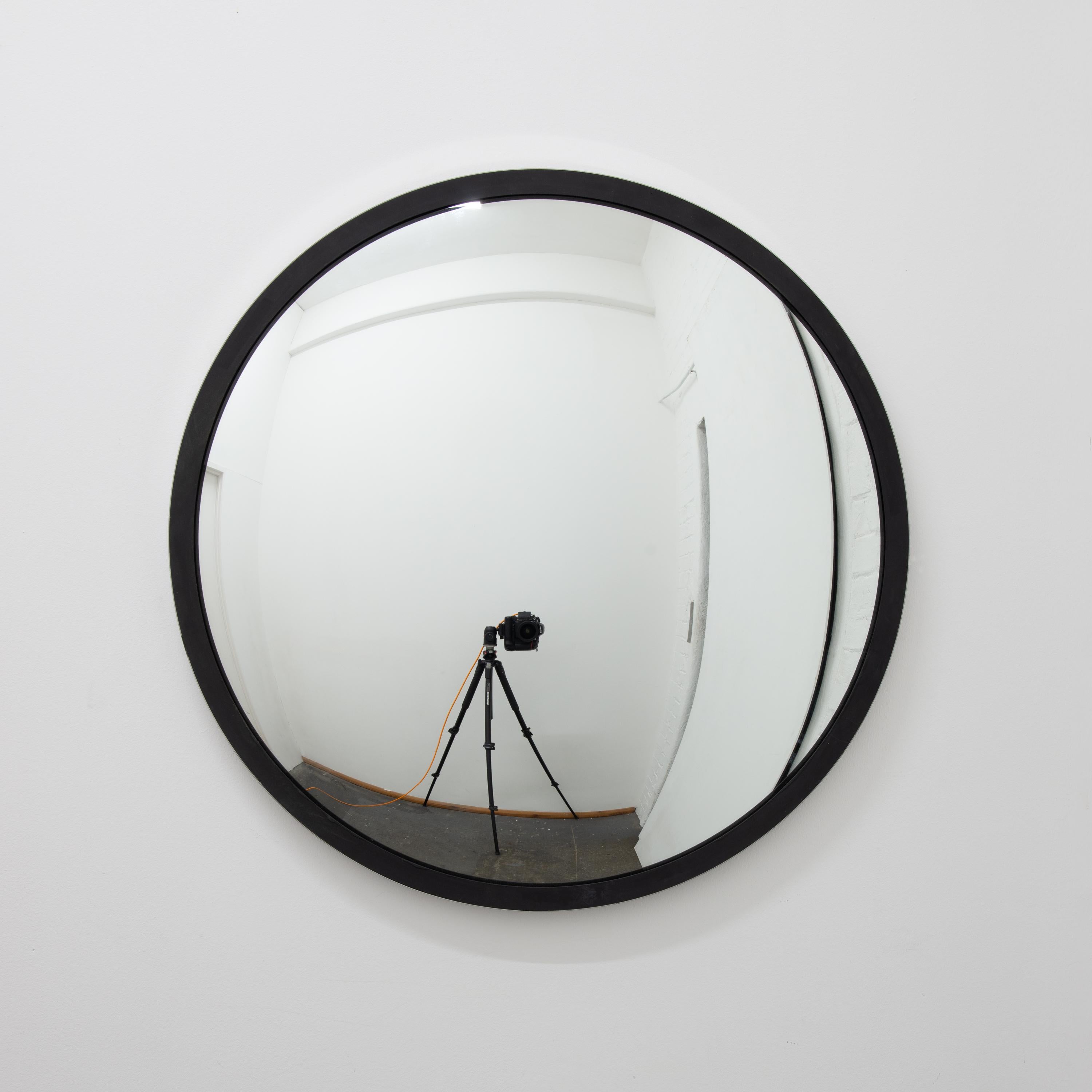 Orbis Handcrafted Round Convex Mirror, Edelstahl und schwarzer Rahmen, groß (Poliert) im Angebot