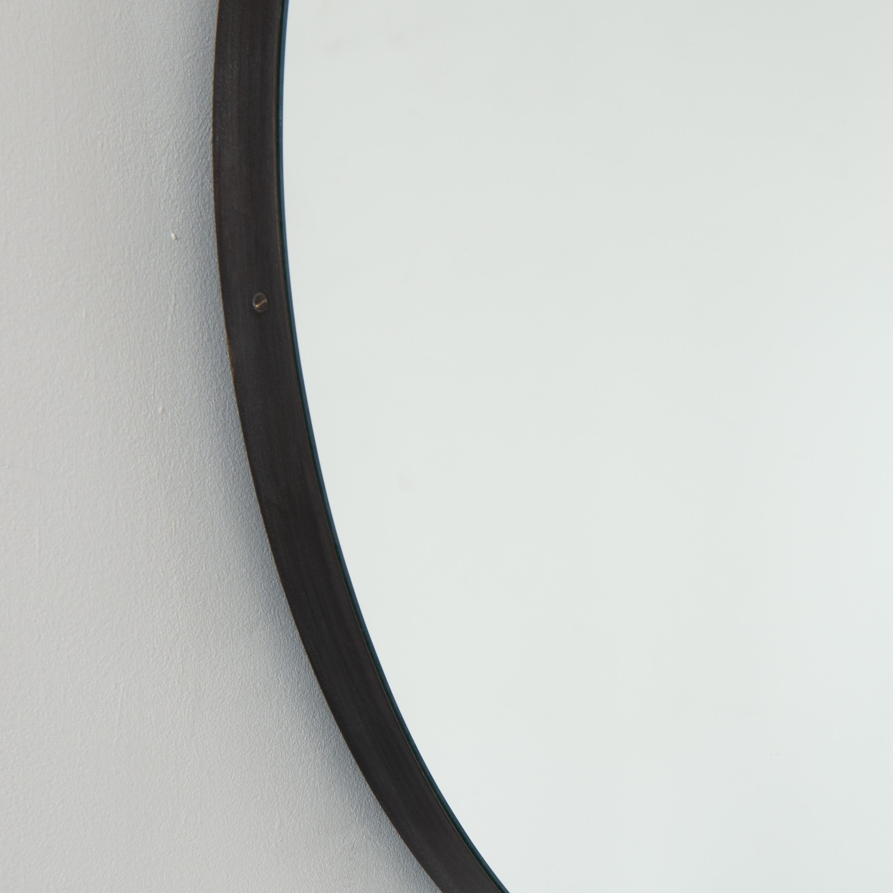 Miroir rond moderne éclairé à dos en forme d'orbe, cadre en laiton patiné bronze, en stock en vente 2