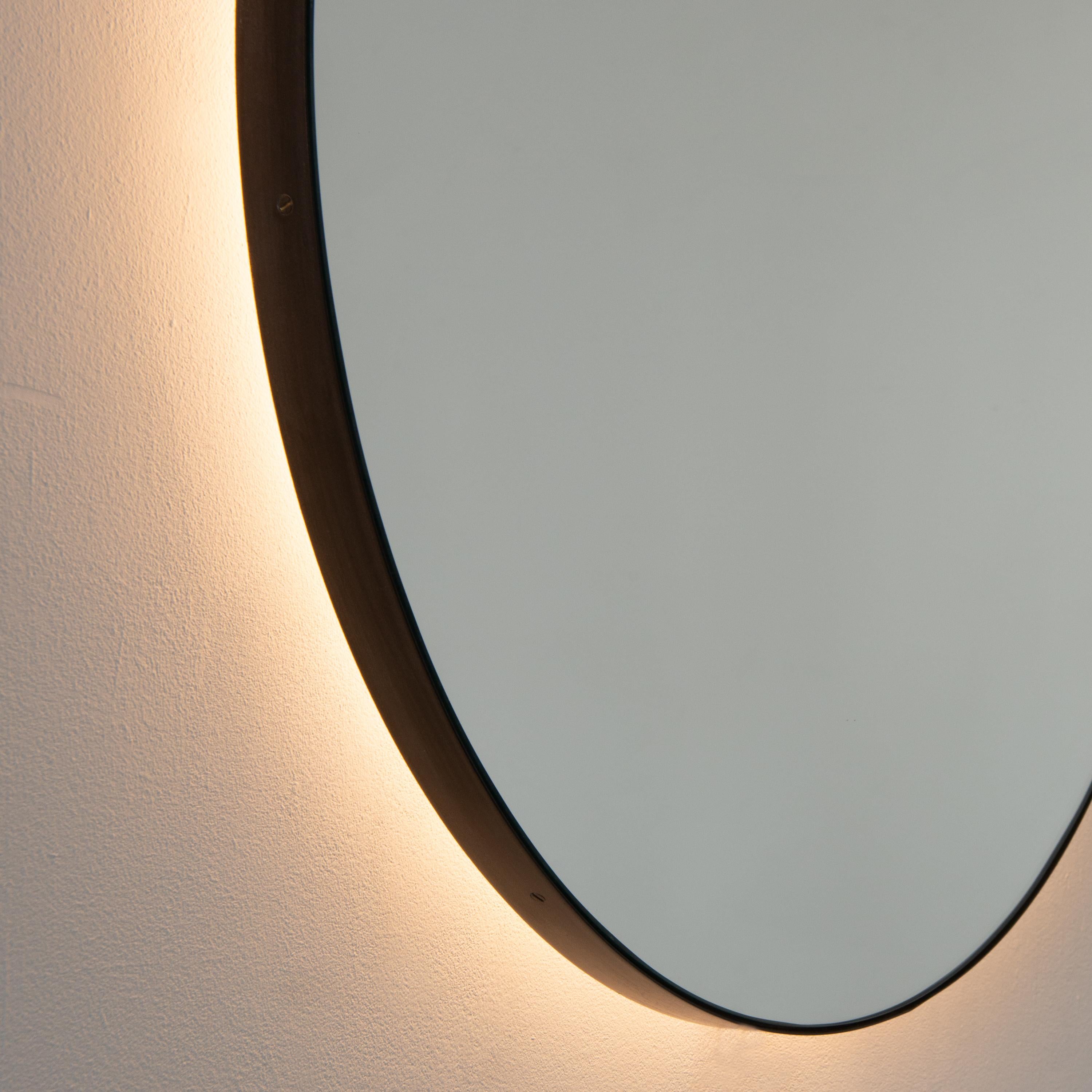 Organique Miroir rond moderne éclairé à dos en forme d'orbe, cadre en laiton patiné bronze, en stock en vente