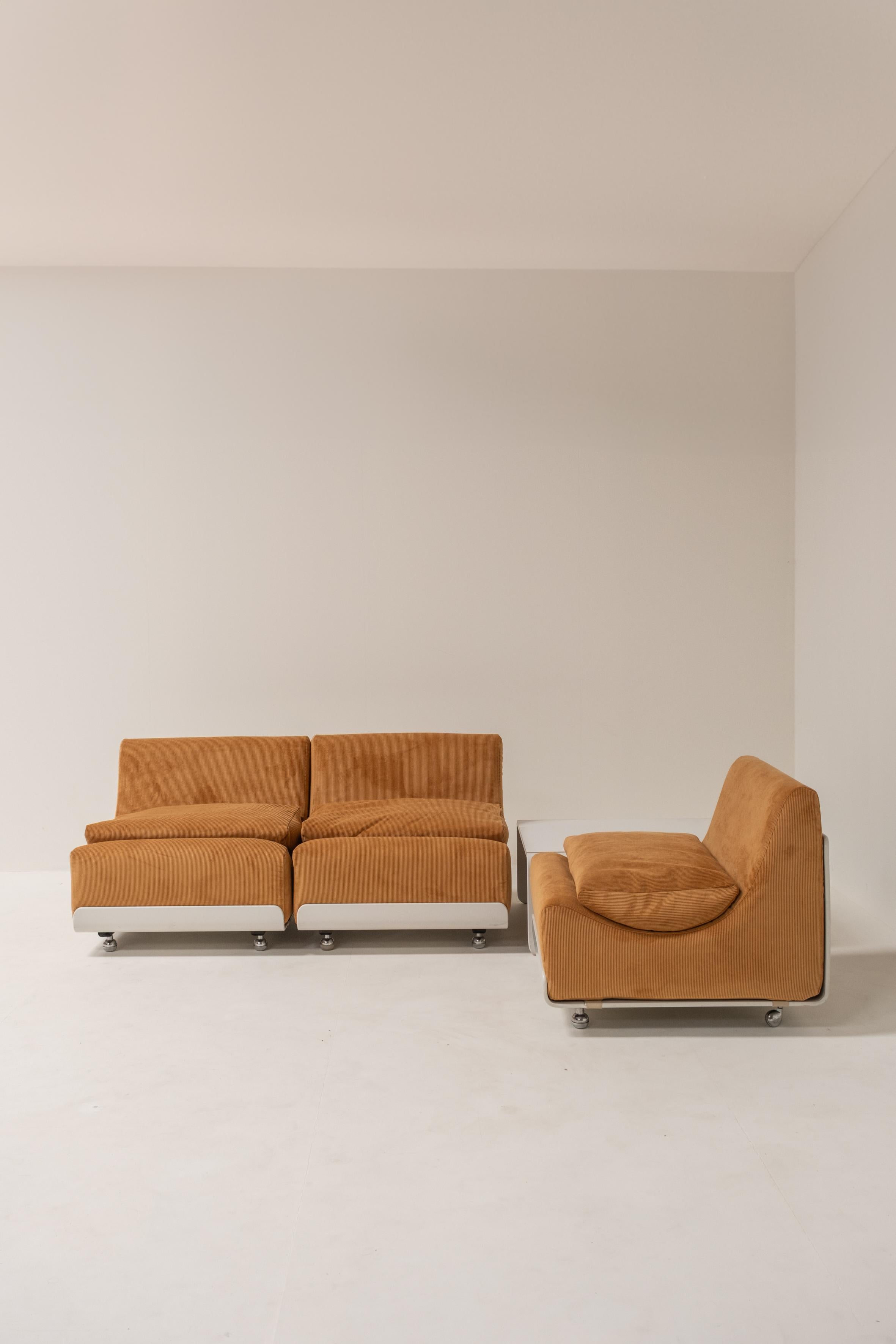 Orbis Modulares Sofaset von Luigi Colani für COR, Deutschland, um 1970.

Diese auffällige modulare Sofagarnitur Orbis, die der Visionär Luigi Colani in den 1970er Jahren für COR entwarf, ist mit ihren skulpturalen, organischen Formen und ihrer