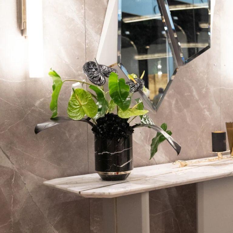 Orbis - Jarrón de Mármol Nero Marquina con Detalles de Latón Pulido Portugués en venta