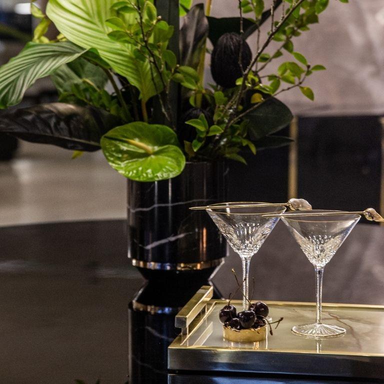 Orbis - Jarrón de Mármol Nero Marquina con Detalles de Latón Pulido Hecho a mano en venta