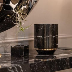 Orbis - Nero Marquina Marmorvase mit polierten Messing-Akzenten