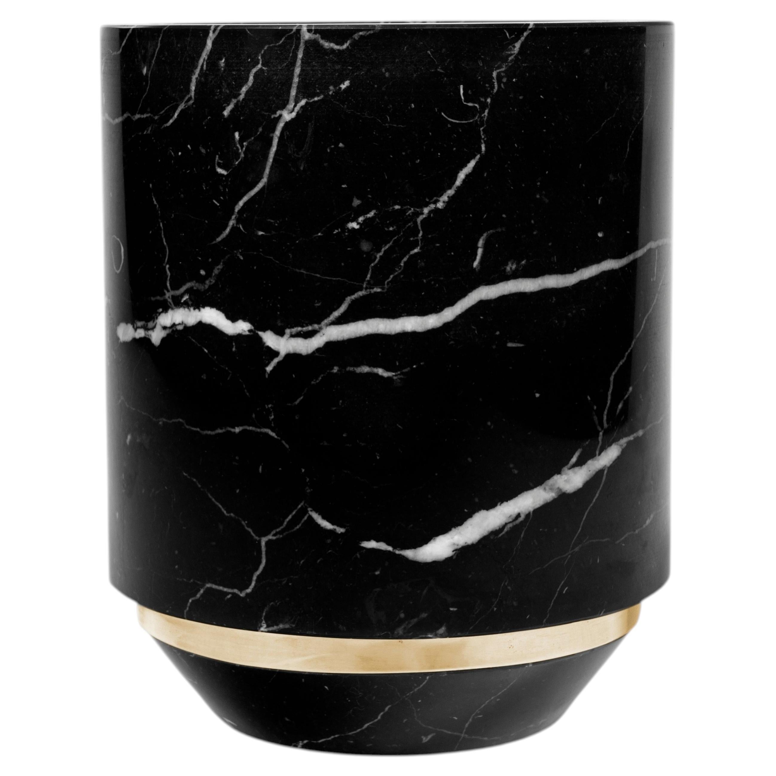 Orbis - Vaso in marmo Nero Marquina con accenti in ottone lucido