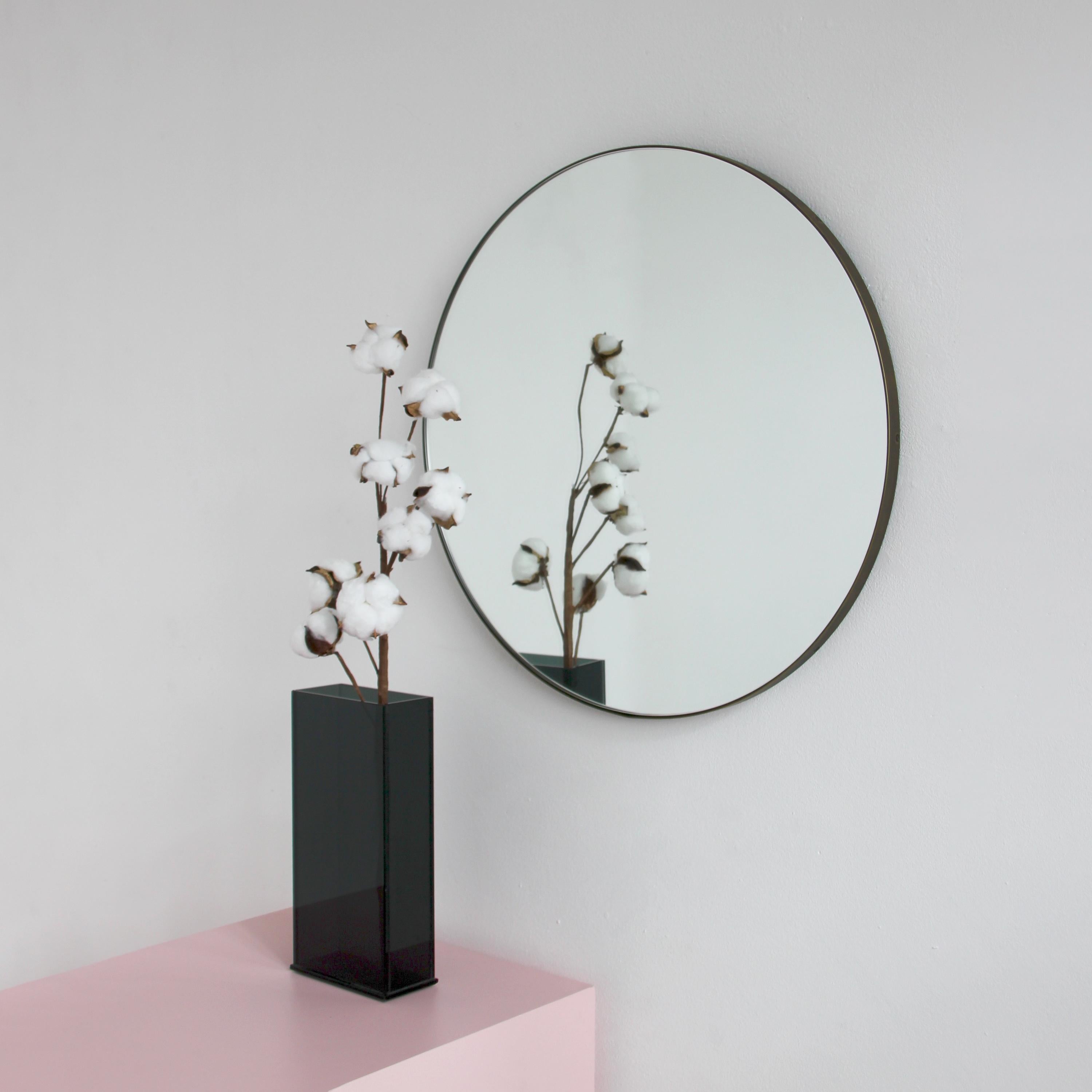 Patiné Orbis Round Art Deco Mirror avec cadre en laiton et patine bronze, Large en vente