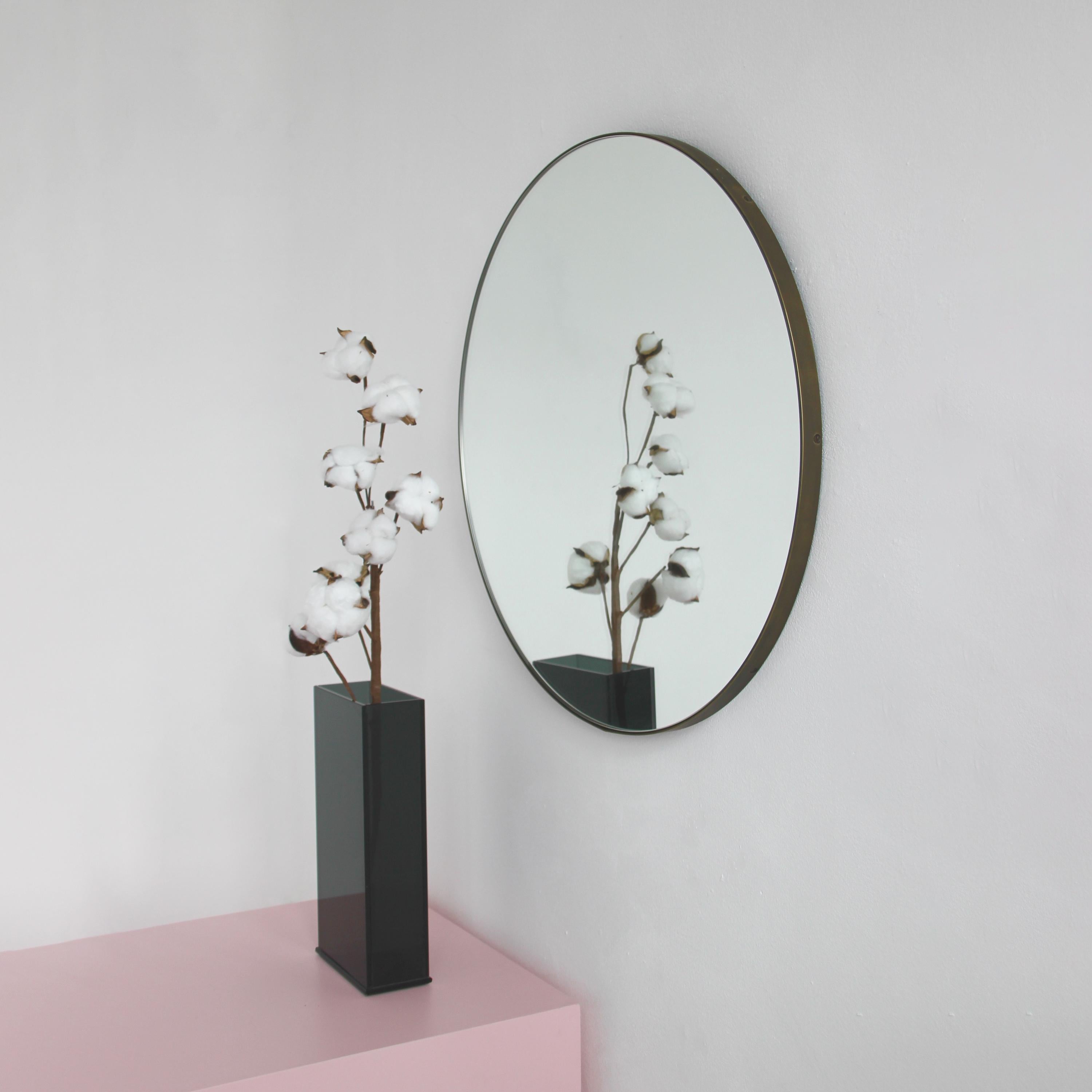 XXIe siècle et contemporain Orbis Round Art Deco Mirror avec cadre en laiton et patine bronze, Large en vente