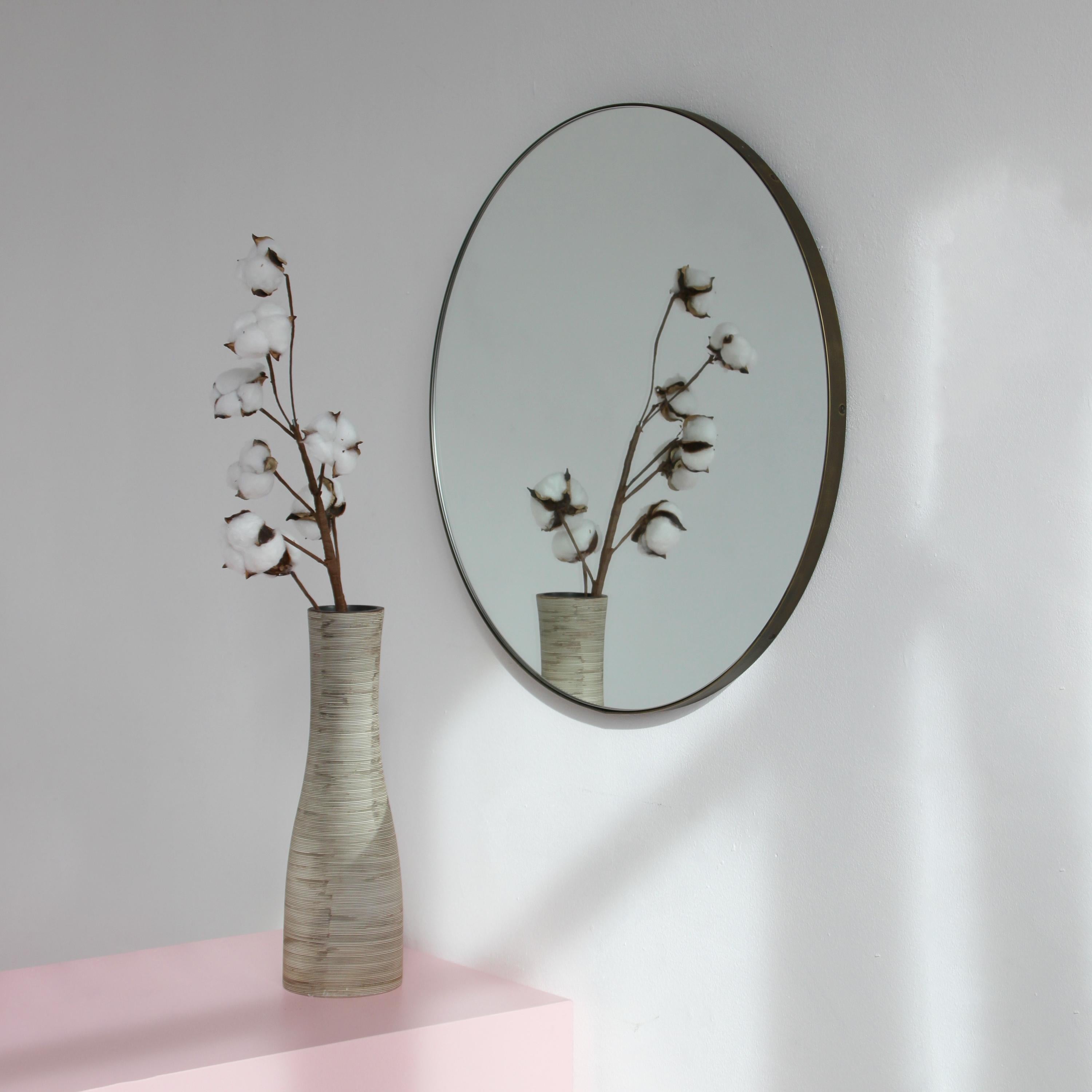Britannique Orbis Round Art Deco Mirror avec cadre en laiton et patine bronze, Large en vente