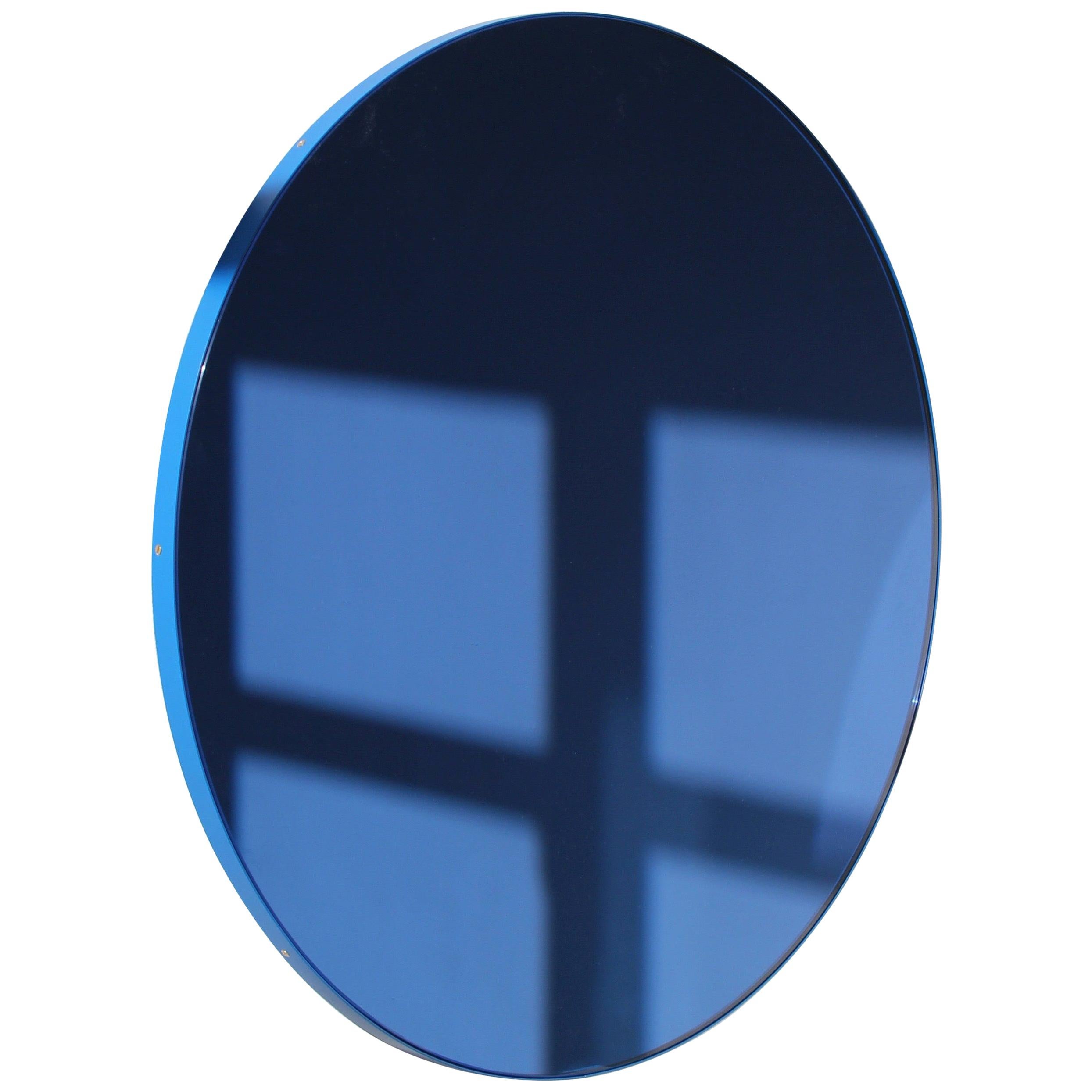 Miroir contemporain rond Orbis teinté bleu avec cadre bleu, standard en vente
