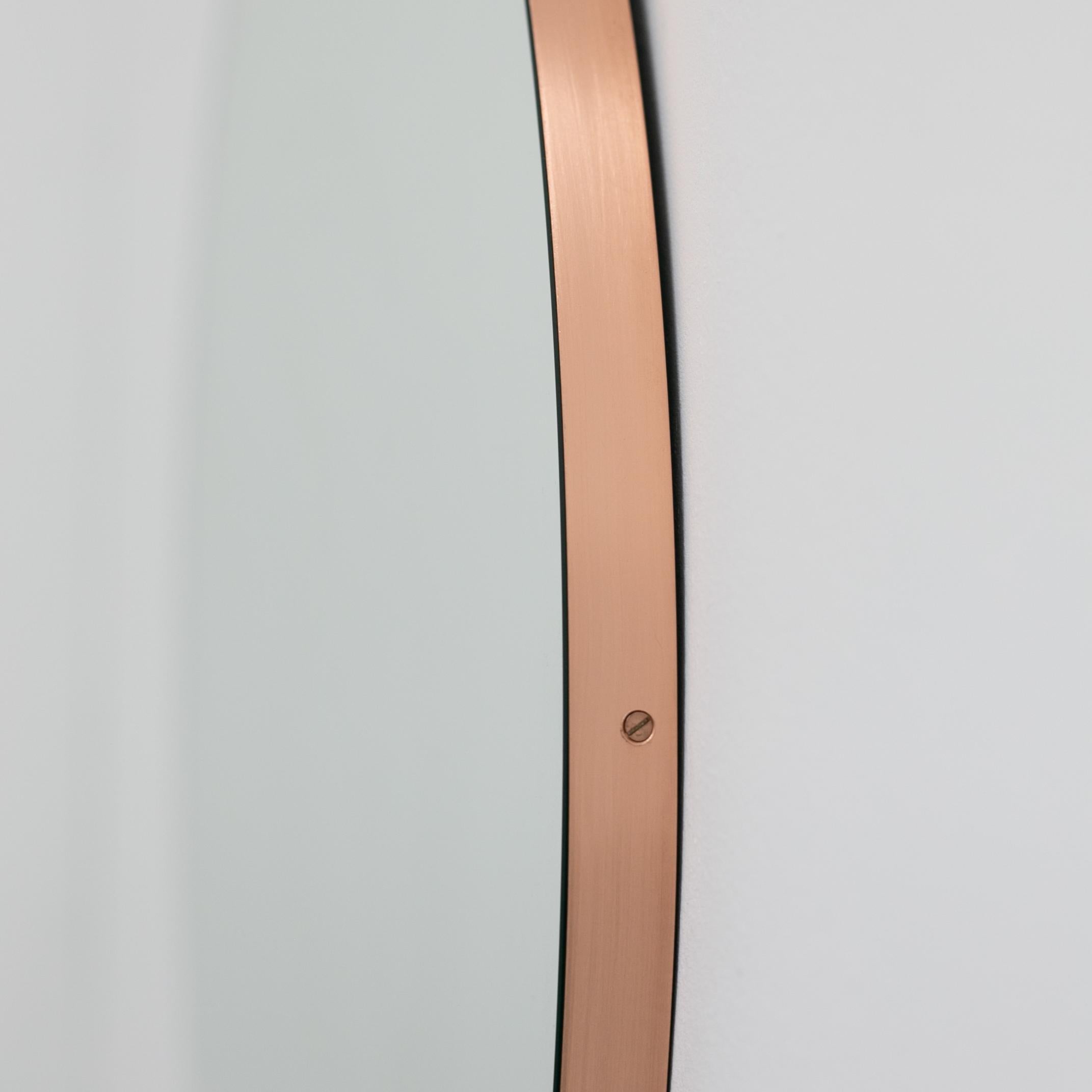 Miroir rond minimaliste avec un élégant cadre fin en cuivre brossé. Les détails et la finition, y compris les vis visibles plaquées cuivre, soulignent l'aspect artisanal et la qualité du miroir, véritable signature de notre marque. Conçu et fabriqué