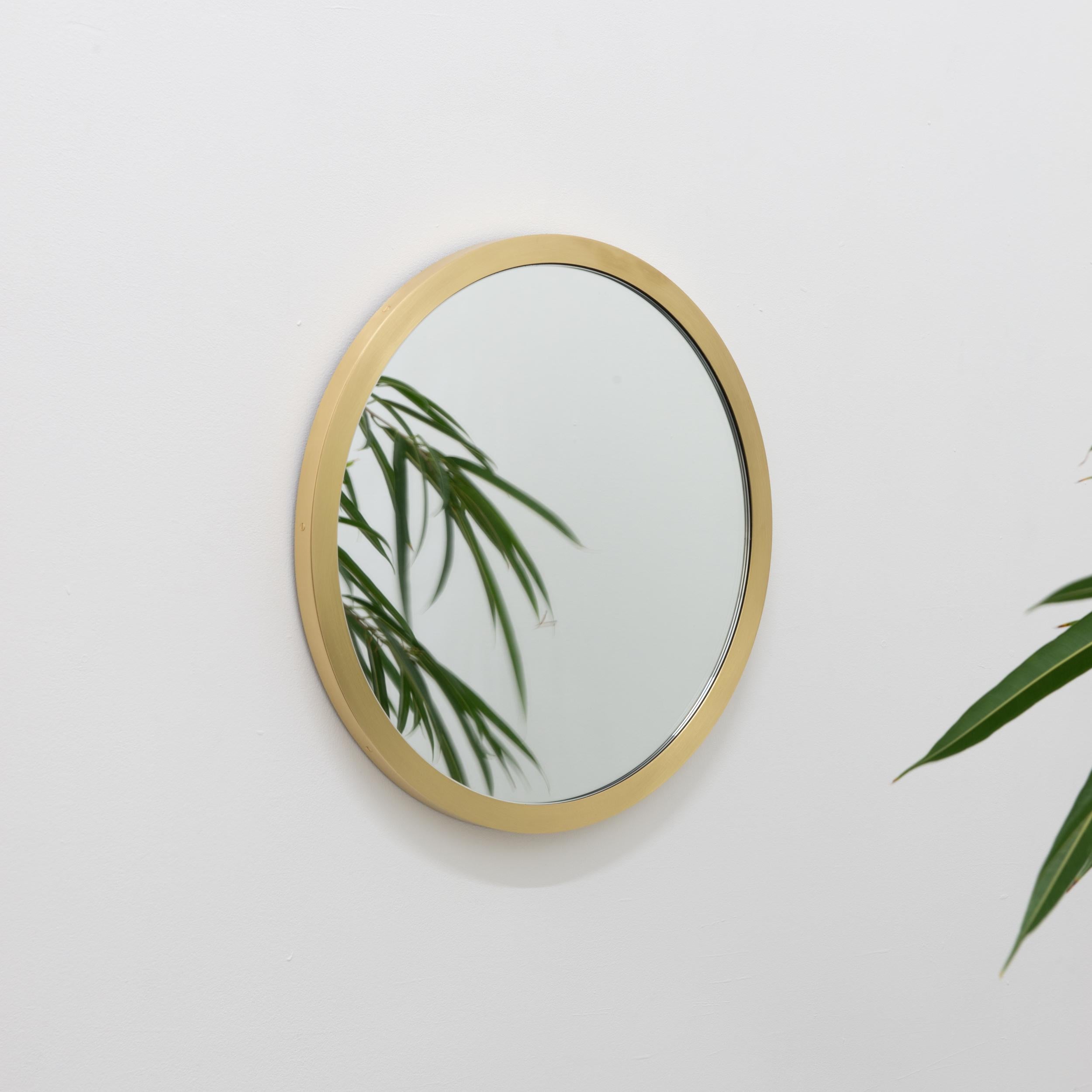 Grand miroir minimaliste rond Orbis avec cadre en laiton brossé en vente 2