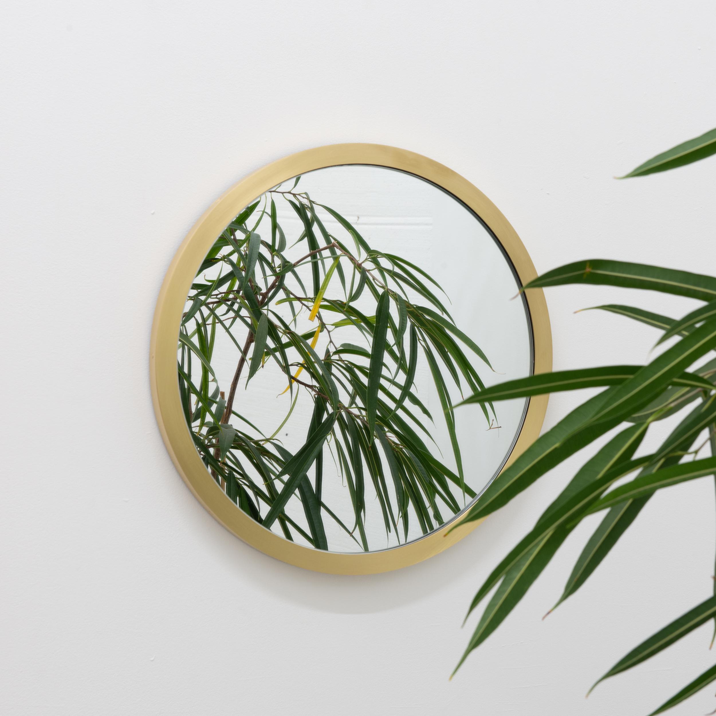 Brossé Grand miroir minimaliste rond Orbis avec cadre en laiton brossé en vente