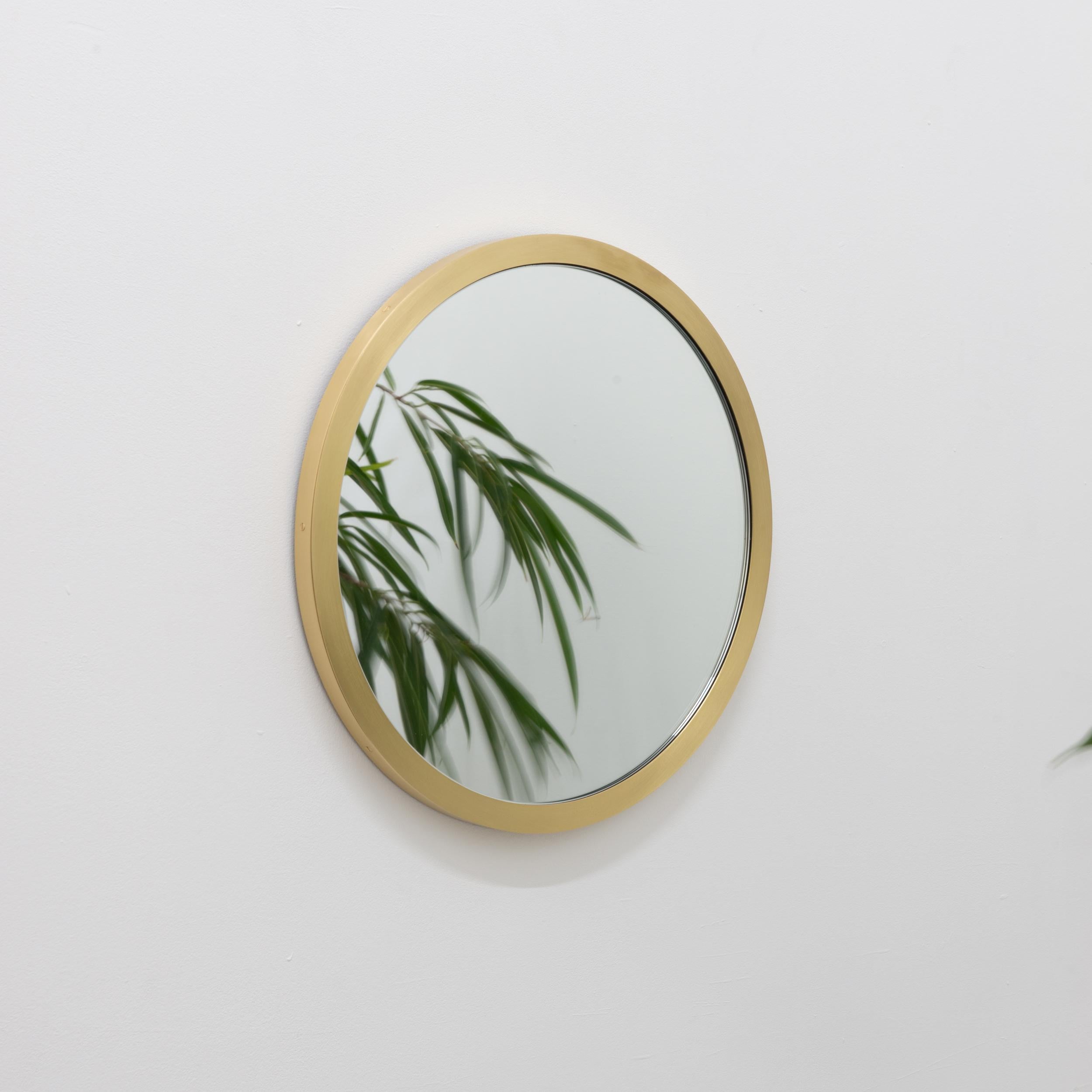 Miroir rond Contemporary Orbis avec cadre en laiton brossé, régulier en vente 4
