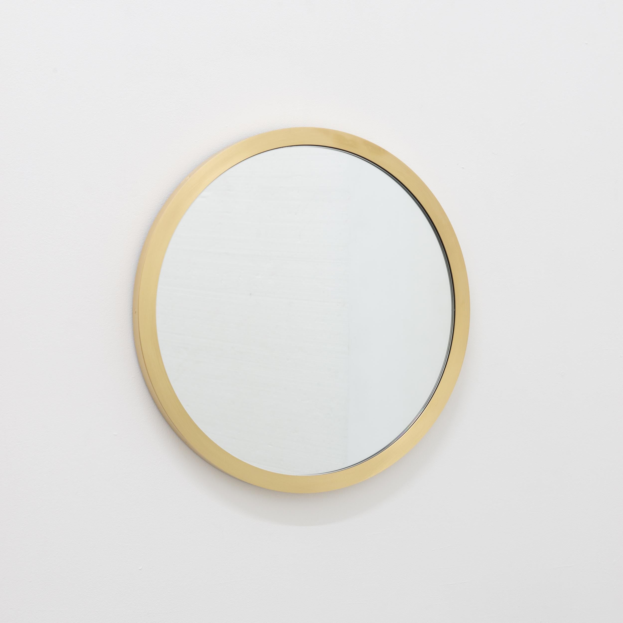 Moderne Orbis Round Art Deco Mirror with Full Brushed Brass Frame, Medium (Miroir rond Art Déco avec cadre en laiton brossé) en vente