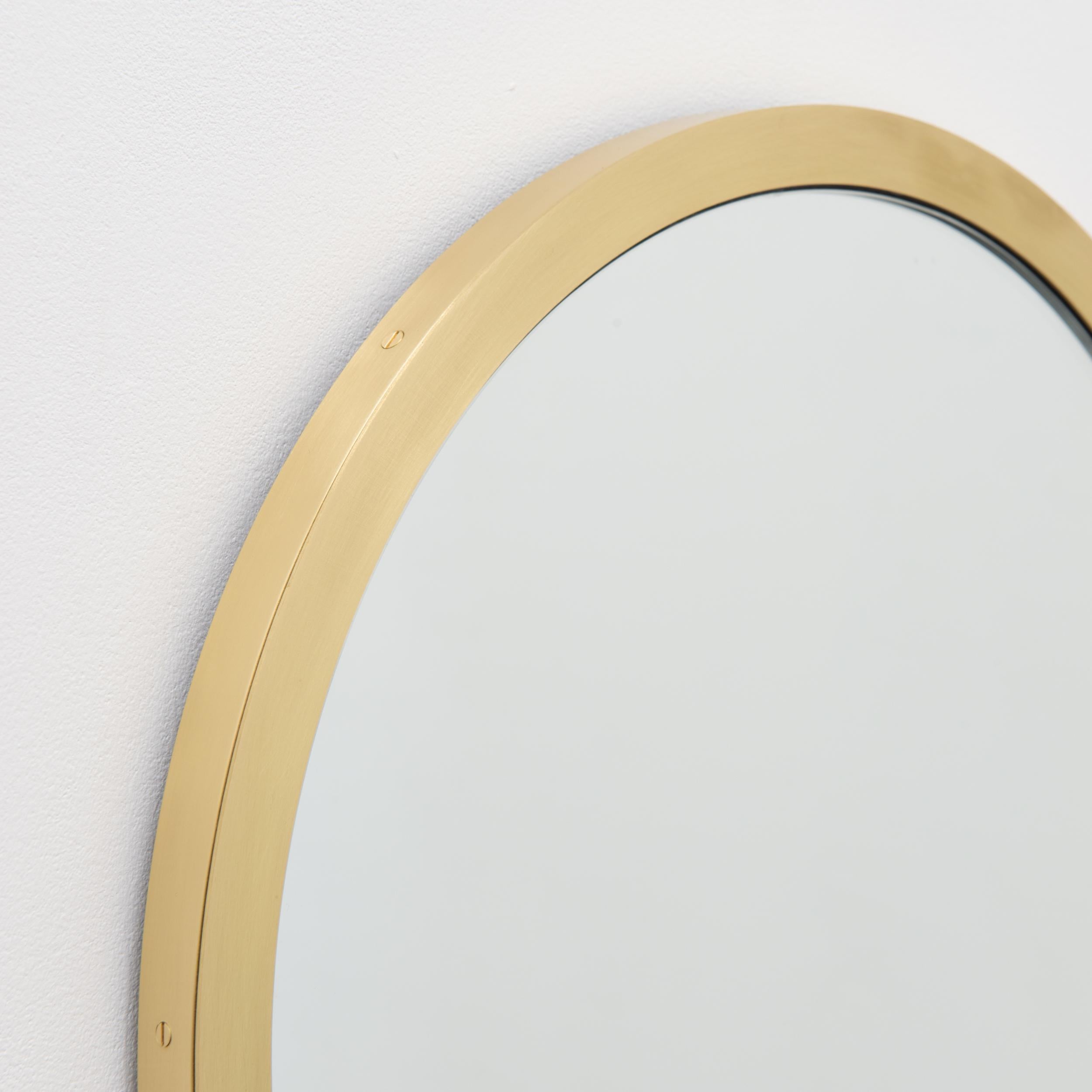 Britannique Orbis Round Art Deco Mirror with Full Brushed Brass Frame, Medium (Miroir rond Art Déco avec cadre en laiton brossé) en vente