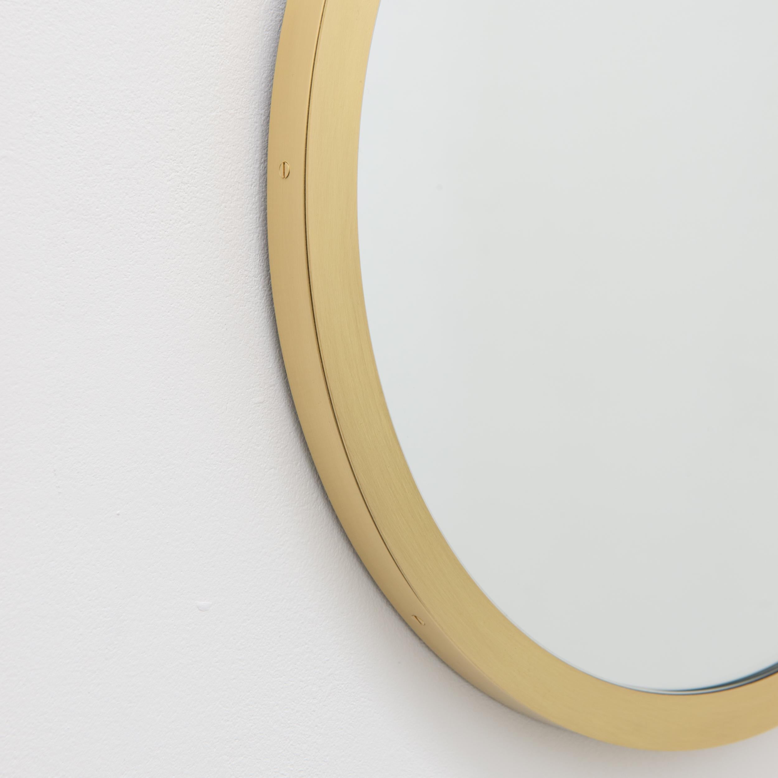 XXIe siècle et contemporain Orbis Round Art Deco Mirror with Full Brushed Brass Frame, Medium (Miroir rond Art Déco avec cadre en laiton brossé) en vente