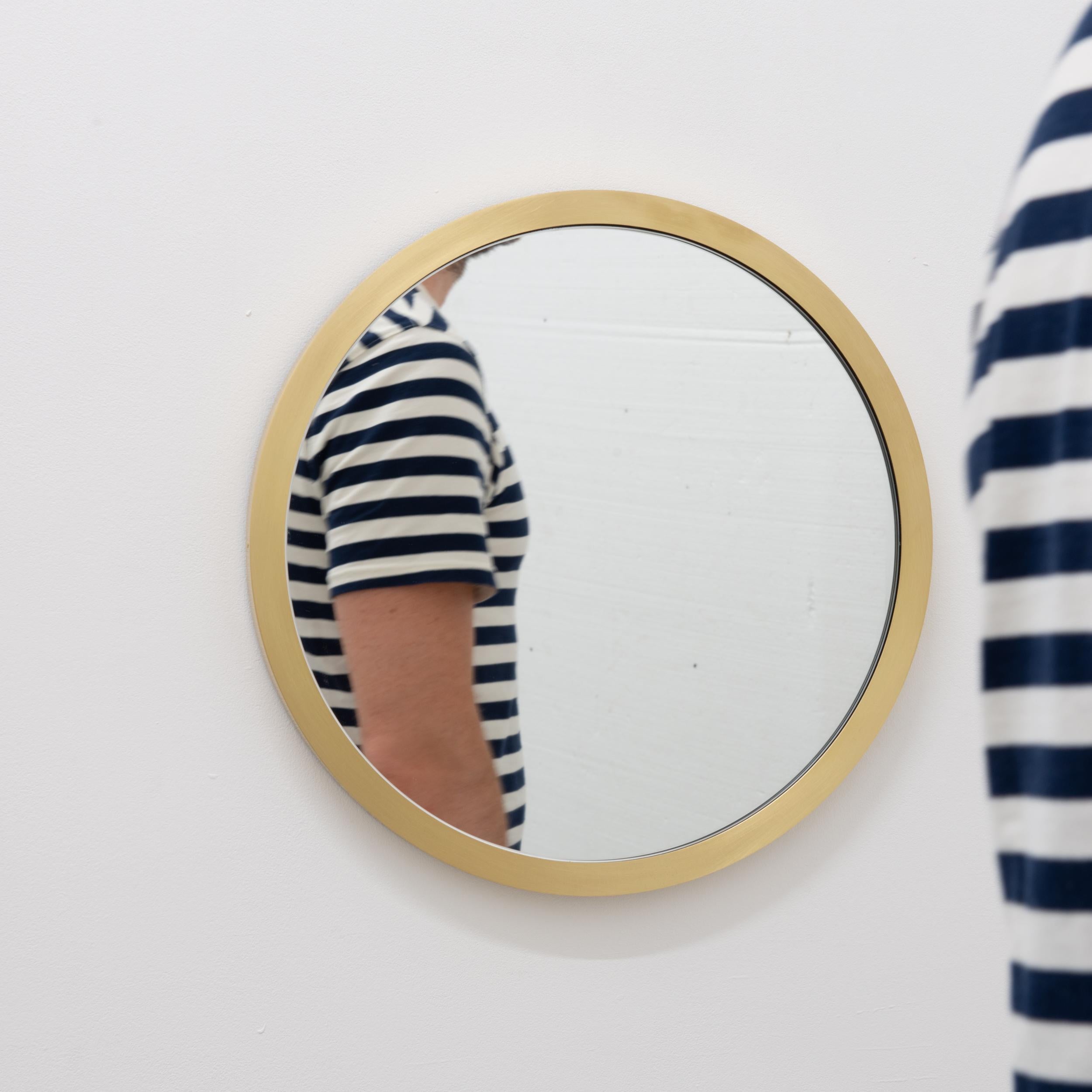 Brossé Miroir rond contemporain Orbis avec cadre en laiton brossé, petit en vente