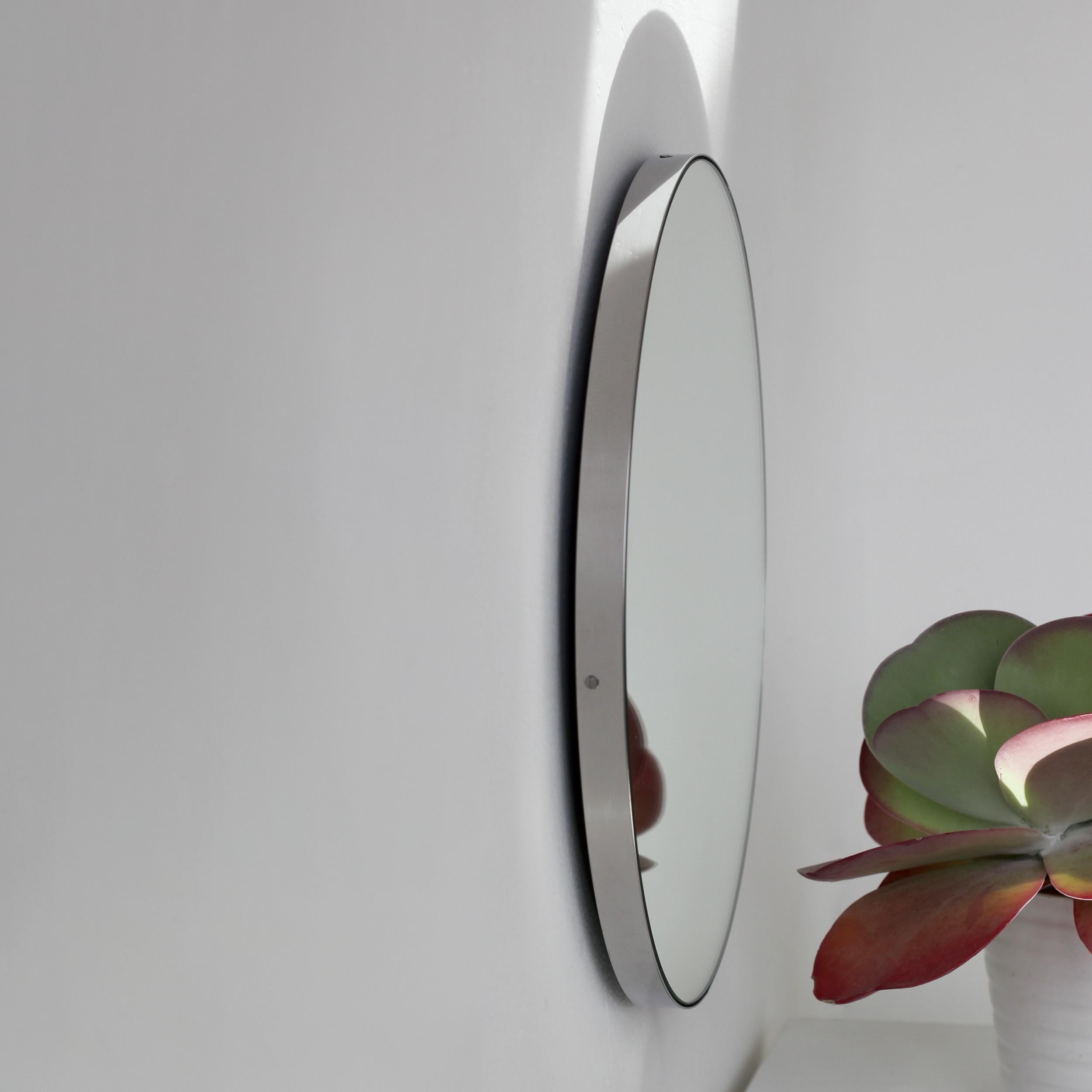 Miroir rond artisanal avec cadre minimaliste en acier inoxydable Orbis, XL en vente 3