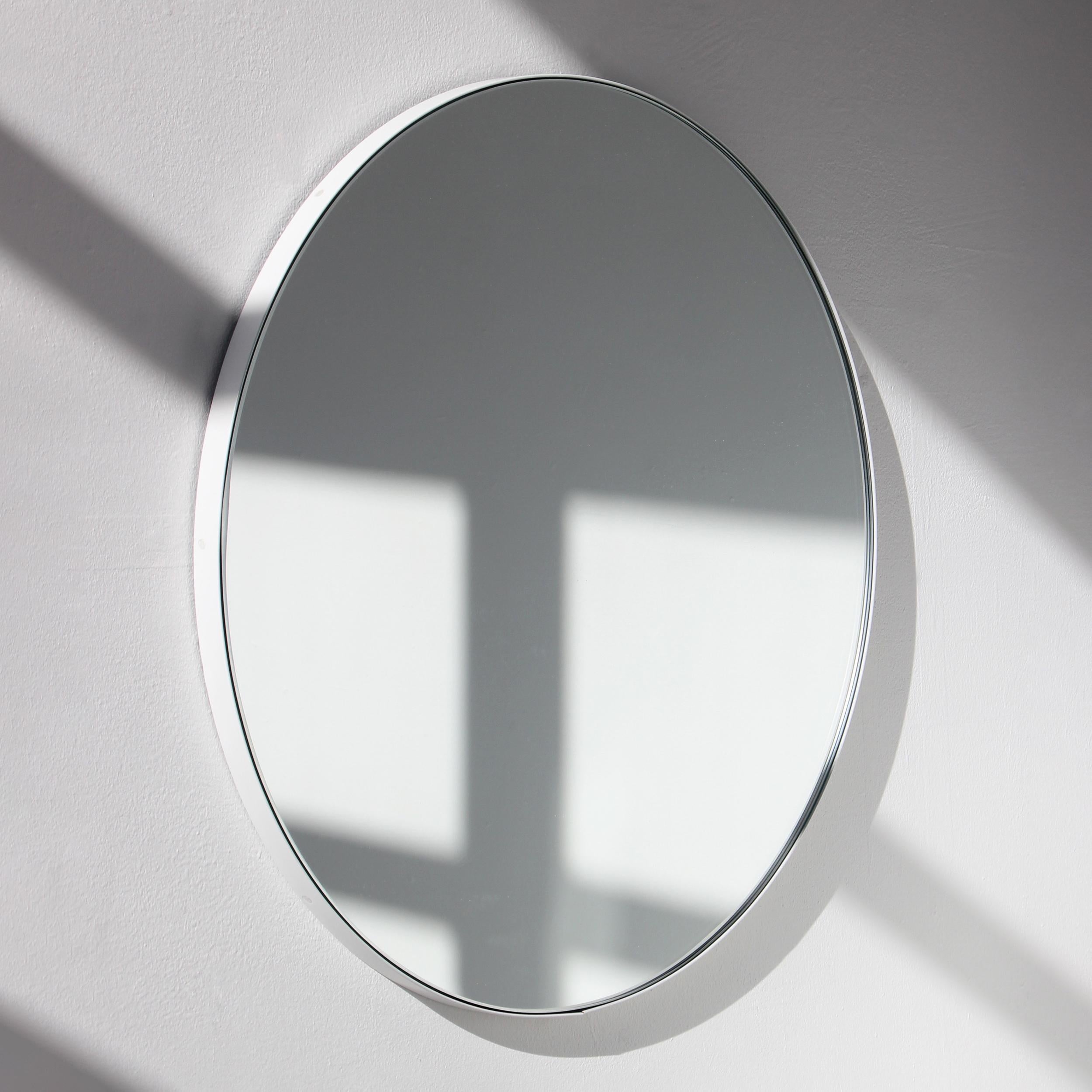 Organique Grand miroir rond minimaliste Orbis avec cadre blanc en vente