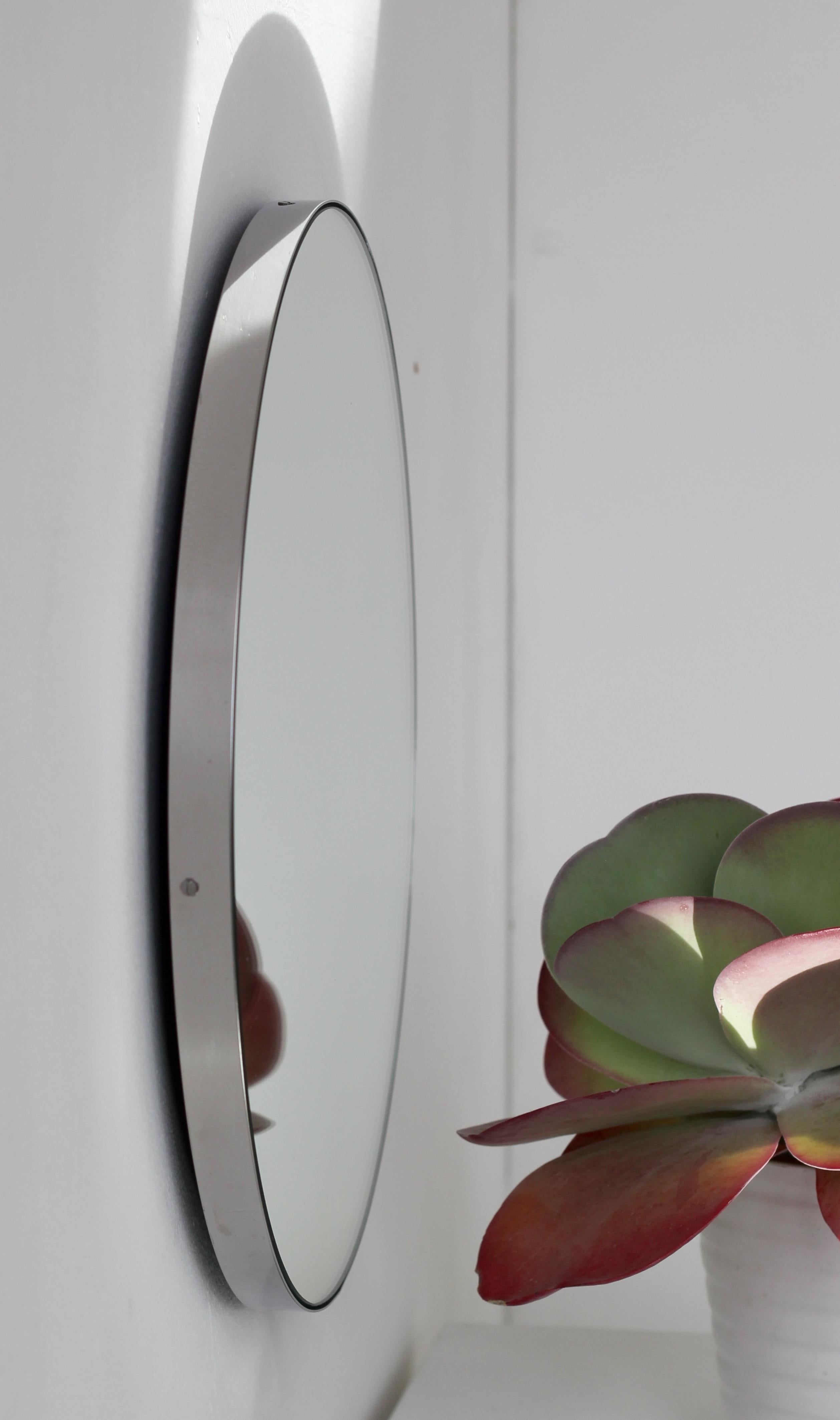 Moderne Miroir rond minimaliste Orbis avec cadre en acier inoxydable fabriqué à la main, moyen en vente