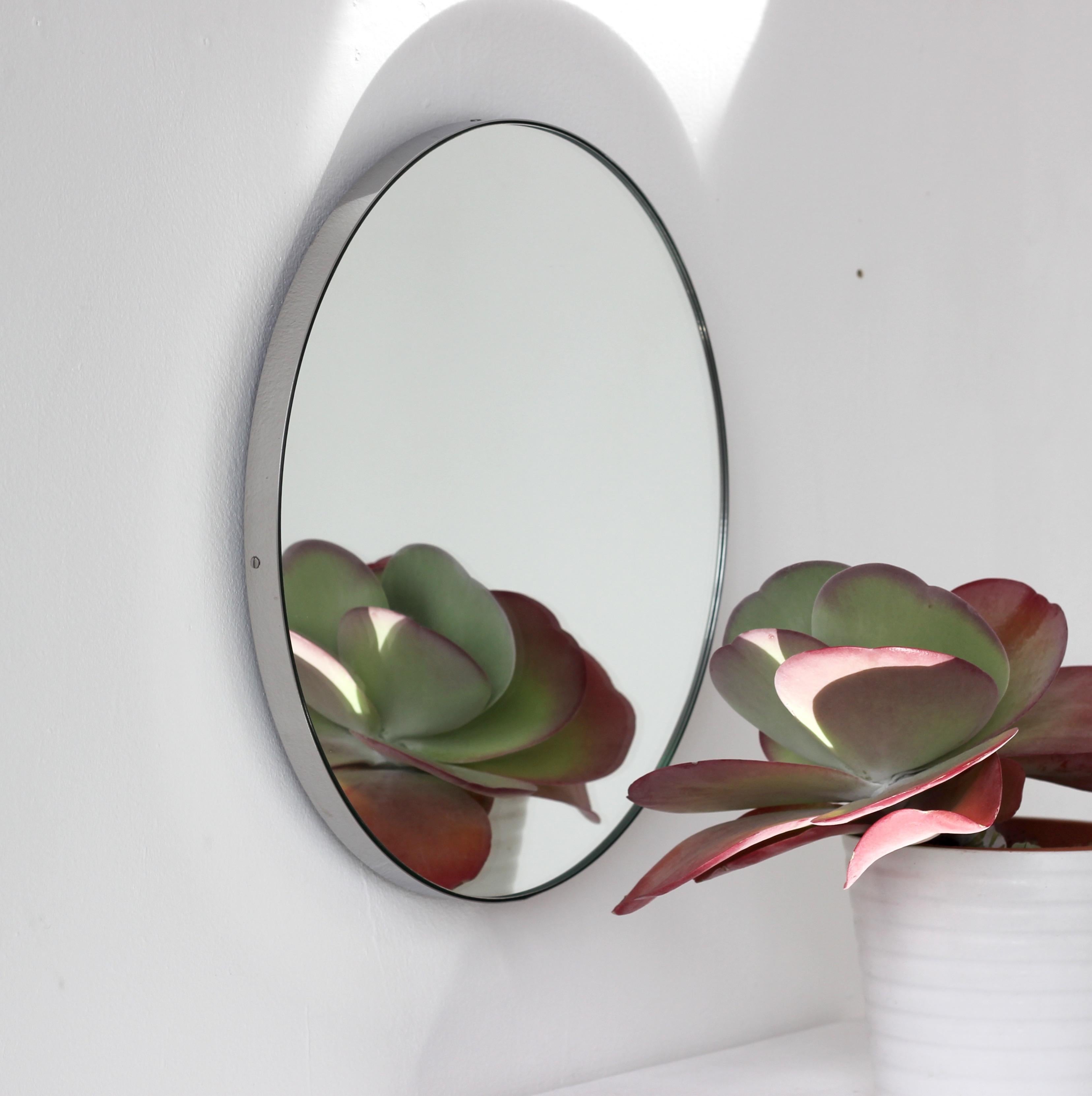 Britannique Miroir rond minimaliste Orbis avec cadre en acier inoxydable fabriqué à la main, moyen en vente