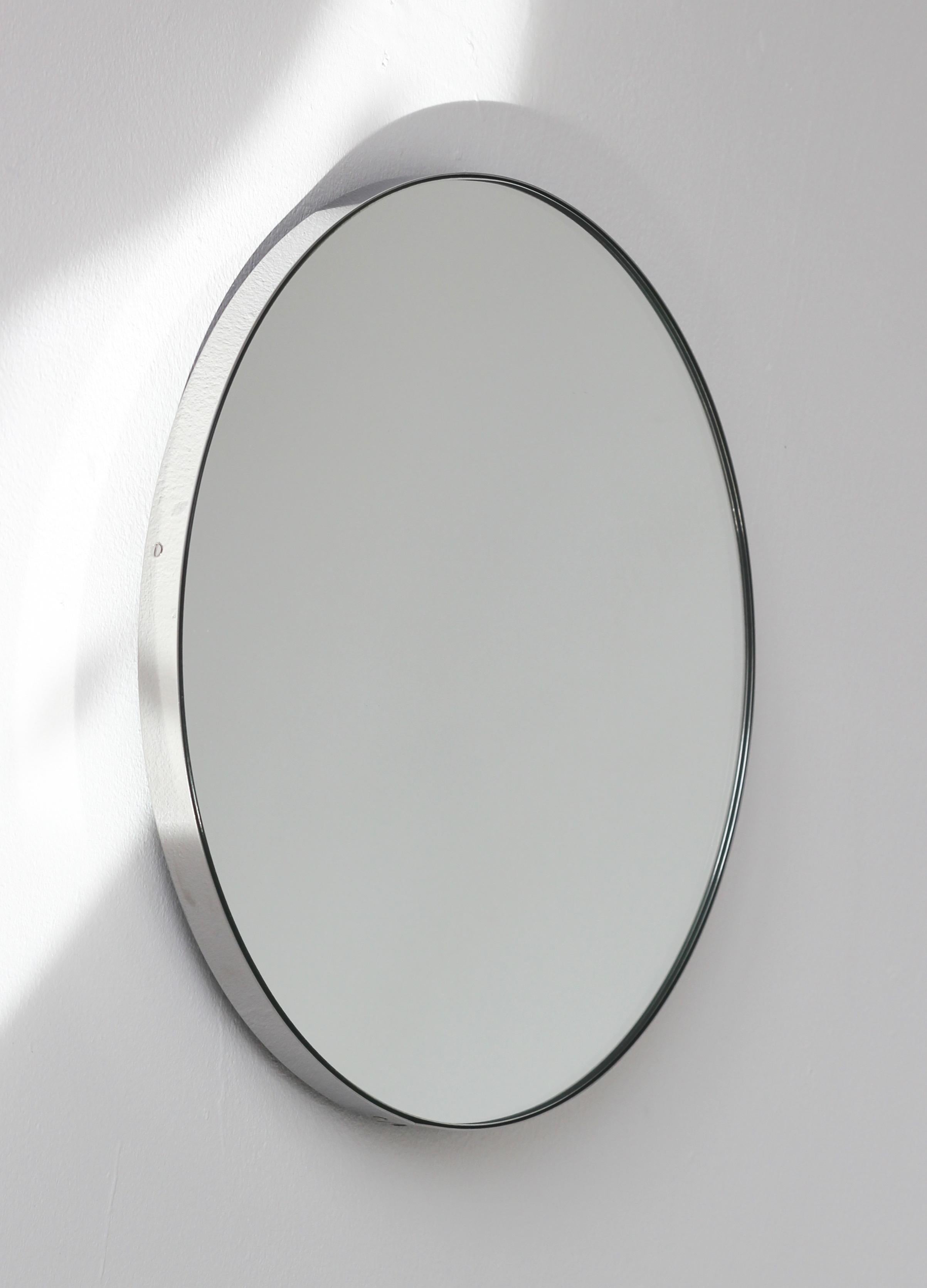 Miroir rond minimaliste Orbis avec cadre en acier inoxydable fabriqué à la main, moyen Neuf - En vente à London, GB