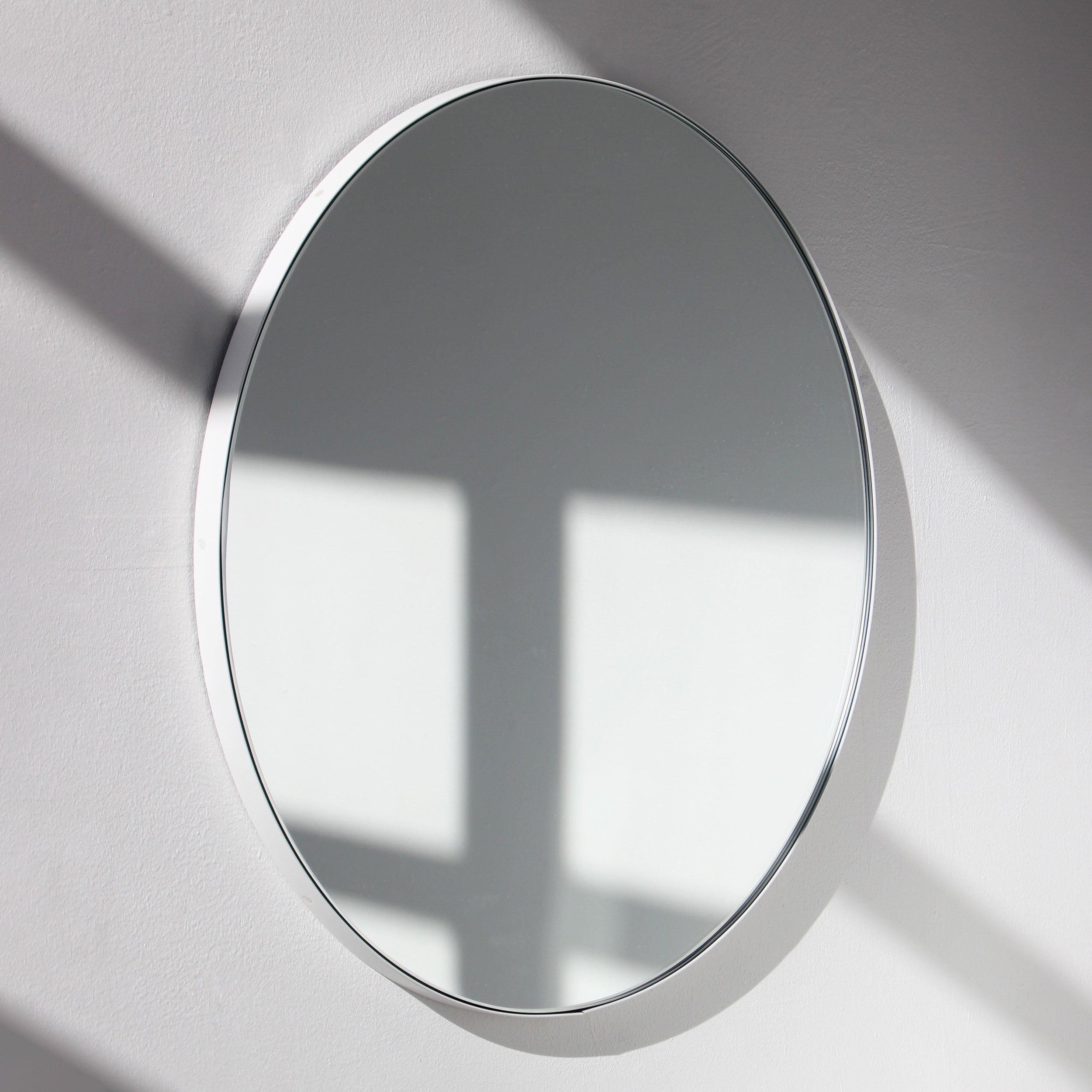 Grand miroir rond minimaliste Orbis avec cadre blanc en vente