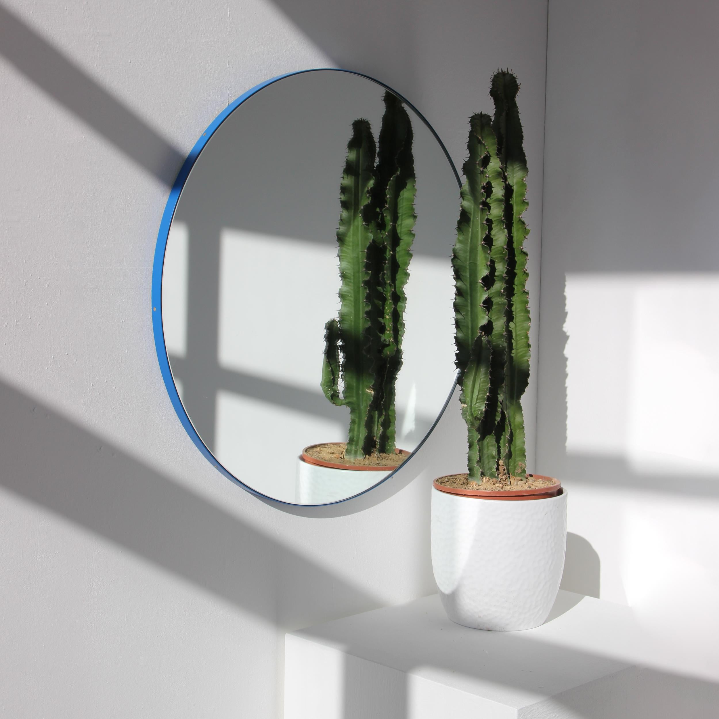 Miroir rond minimaliste avec un cadre moderne en aluminium peint par poudrage en bleu. Conçu et fabriqué à la main à Londres, au Royaume-Uni.

Les miroirs de taille moyenne, grande et extra-large (60, 80 et 100 cm) sont équipés d'un ingénieux