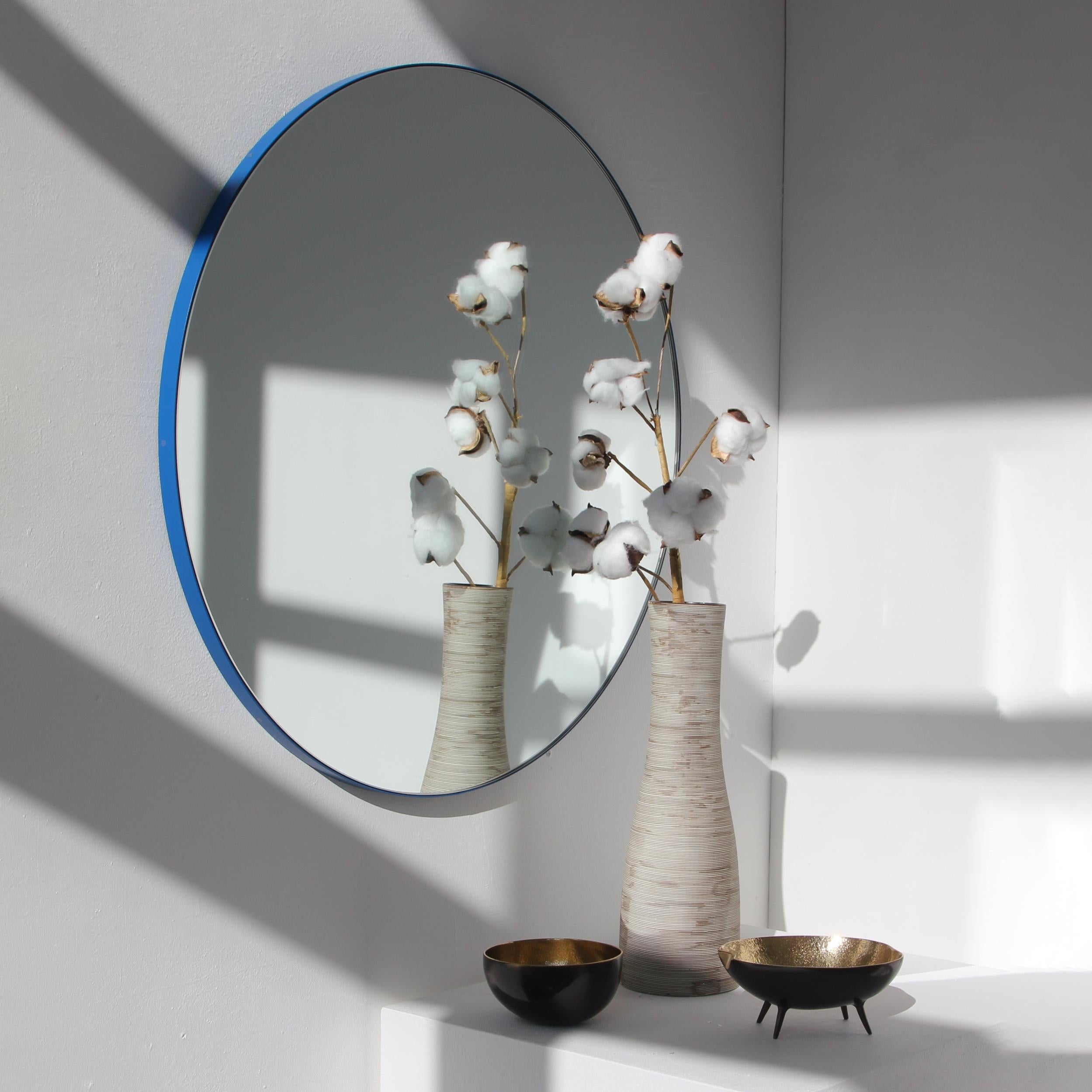 Britannique Grand miroir moderne rond Orbis avec cadre bleu en vente