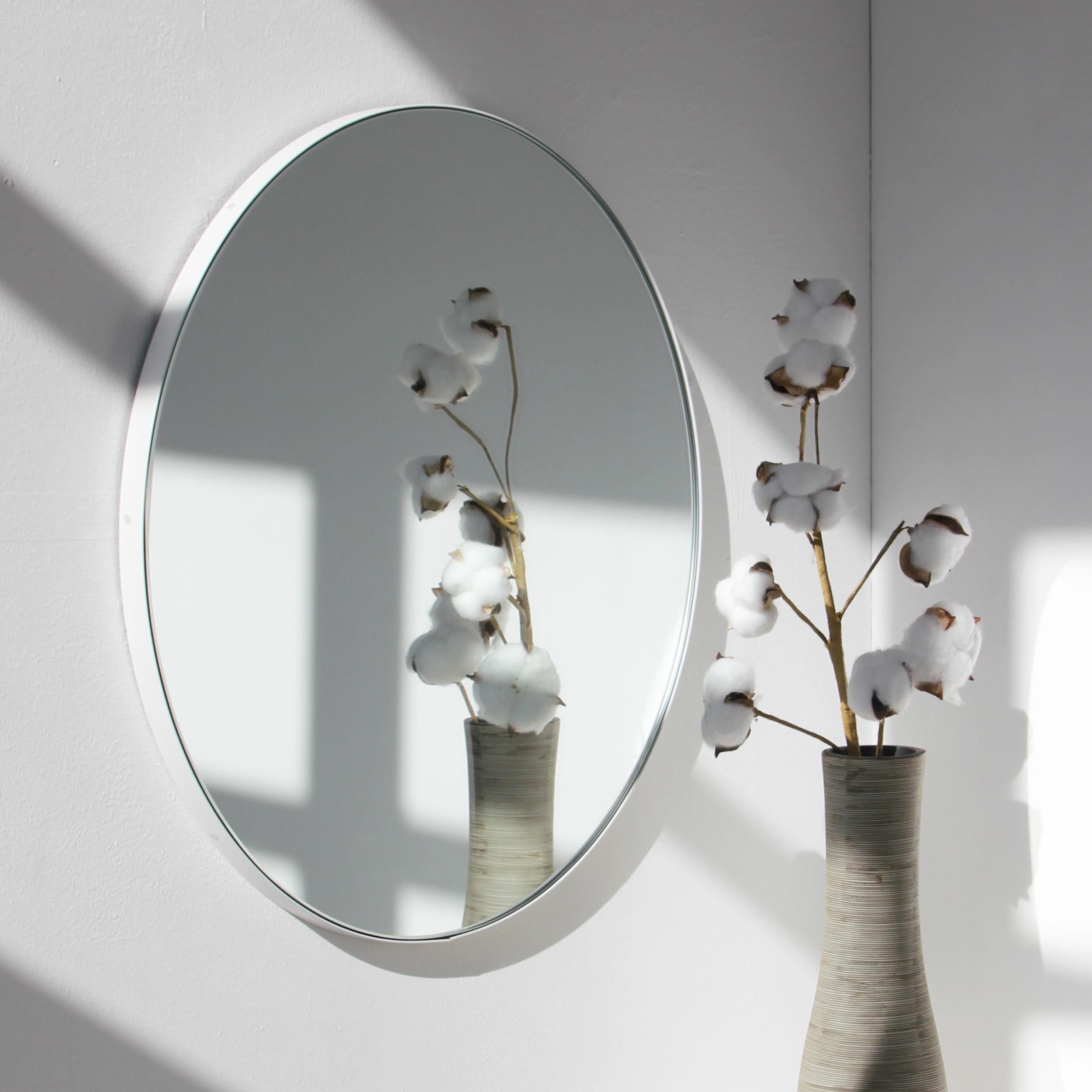 Miroir rond minimaliste avec un cadre moderne en aluminium peint par poudrage en blanc. Conçu et fabriqué à la main à Londres, au Royaume-Uni.

Les miroirs de taille moyenne, grande et extra-large (60, 80 et 100 cm) sont équipés d'un ingénieux