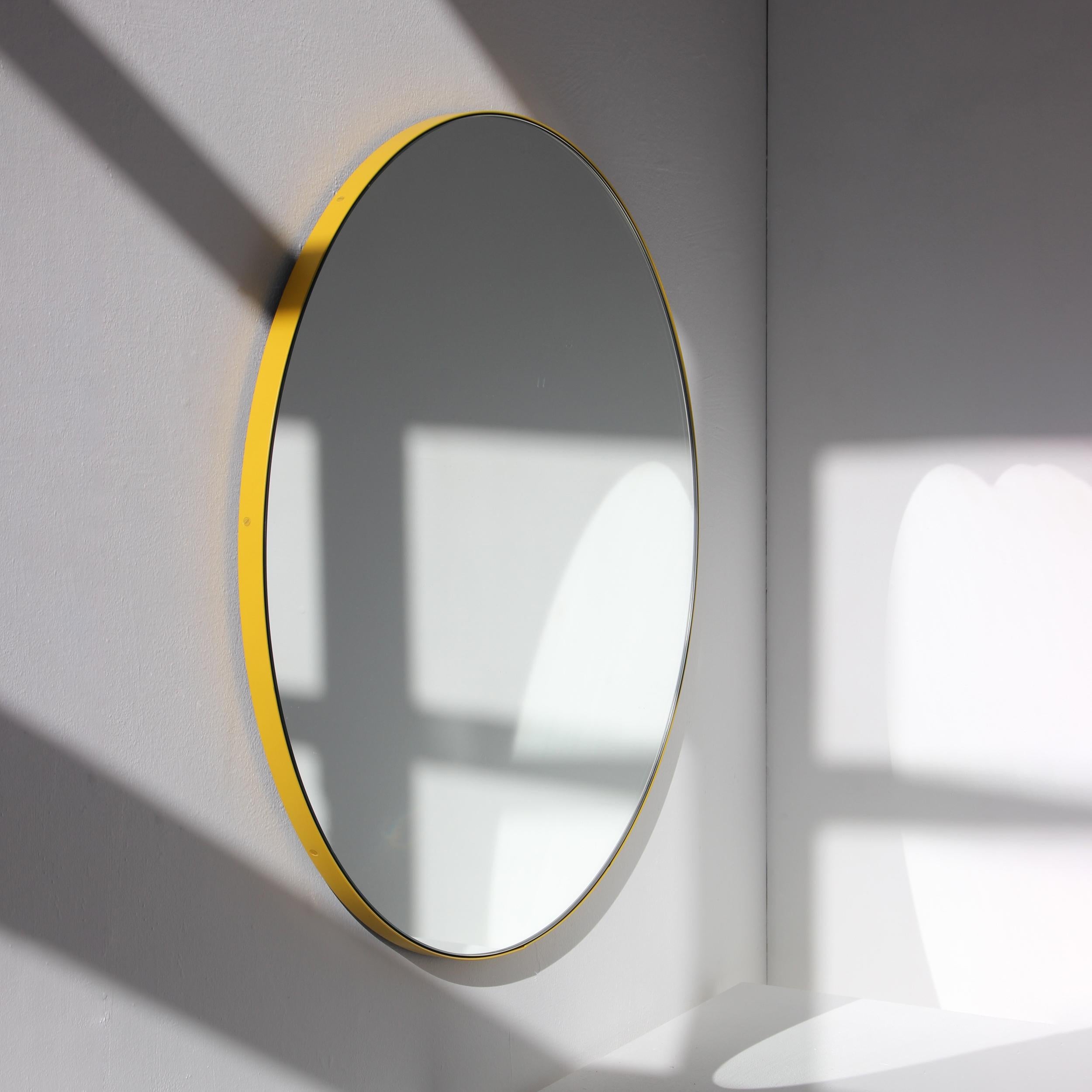 Minimalistischer runder Spiegel mit einem modernen, gelb pulverbeschichteten Aluminiumrahmen. Entworfen und handgefertigt in London, UK.

Die mittelgroßen, großen und extragroßen Spiegel (60, 80 und 100 cm) sind mit einem ausgeklügelten System von