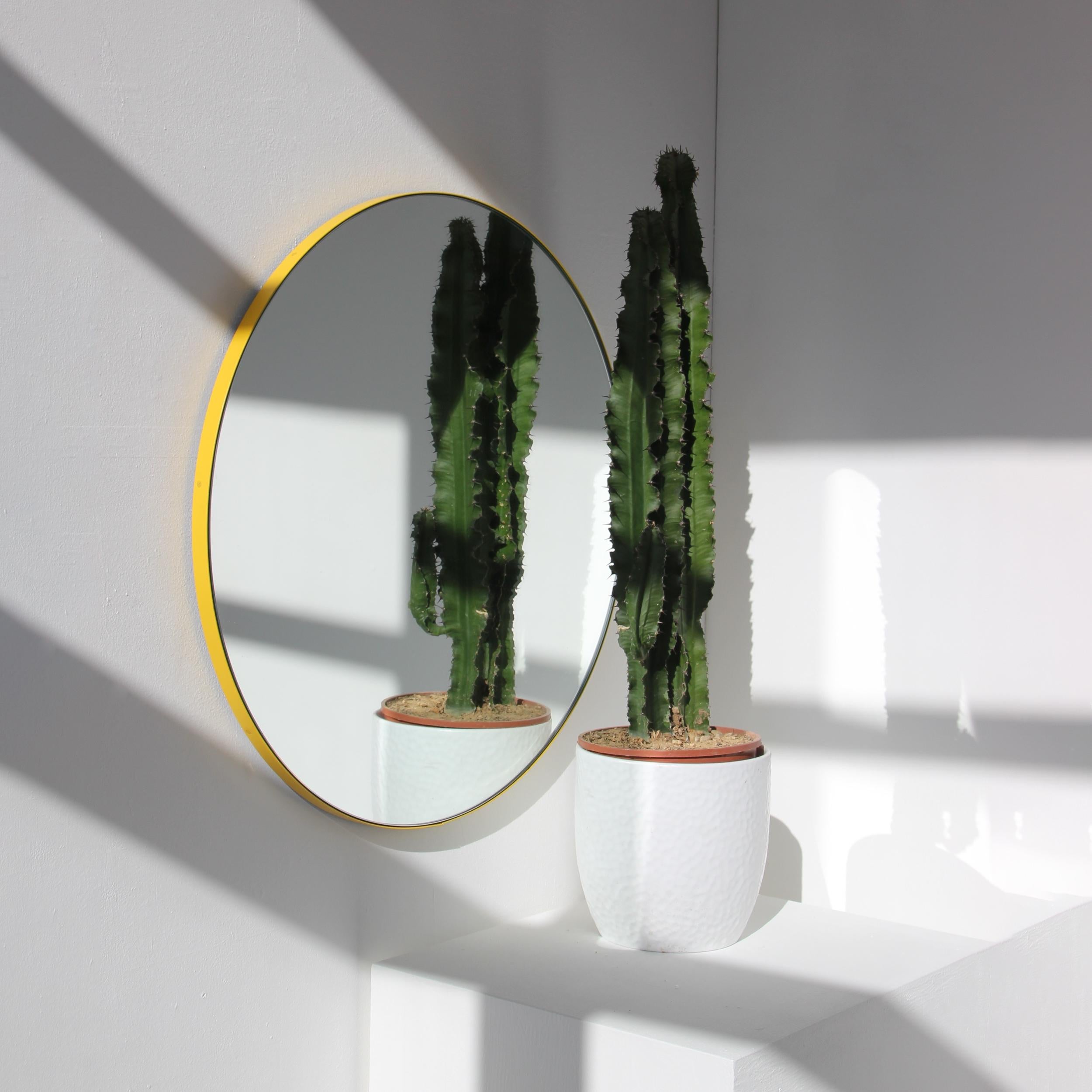 Aluminium Miroir rond moderne artisanal Orbis avec cadre jaune, XL en vente