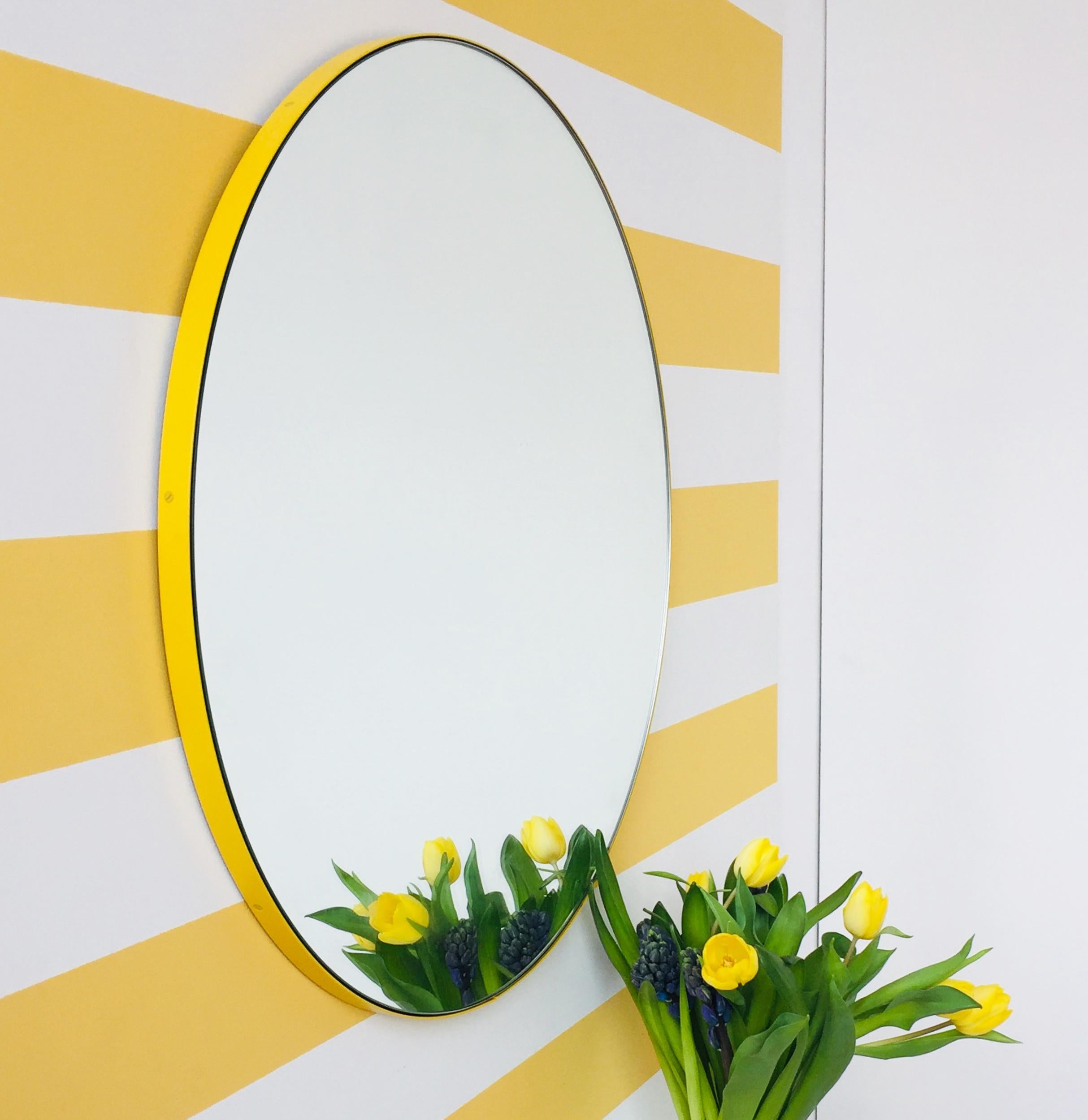 Britannique Miroir rond moderne fabriqué à la main Orbis avec cadre jaune, moyen en vente