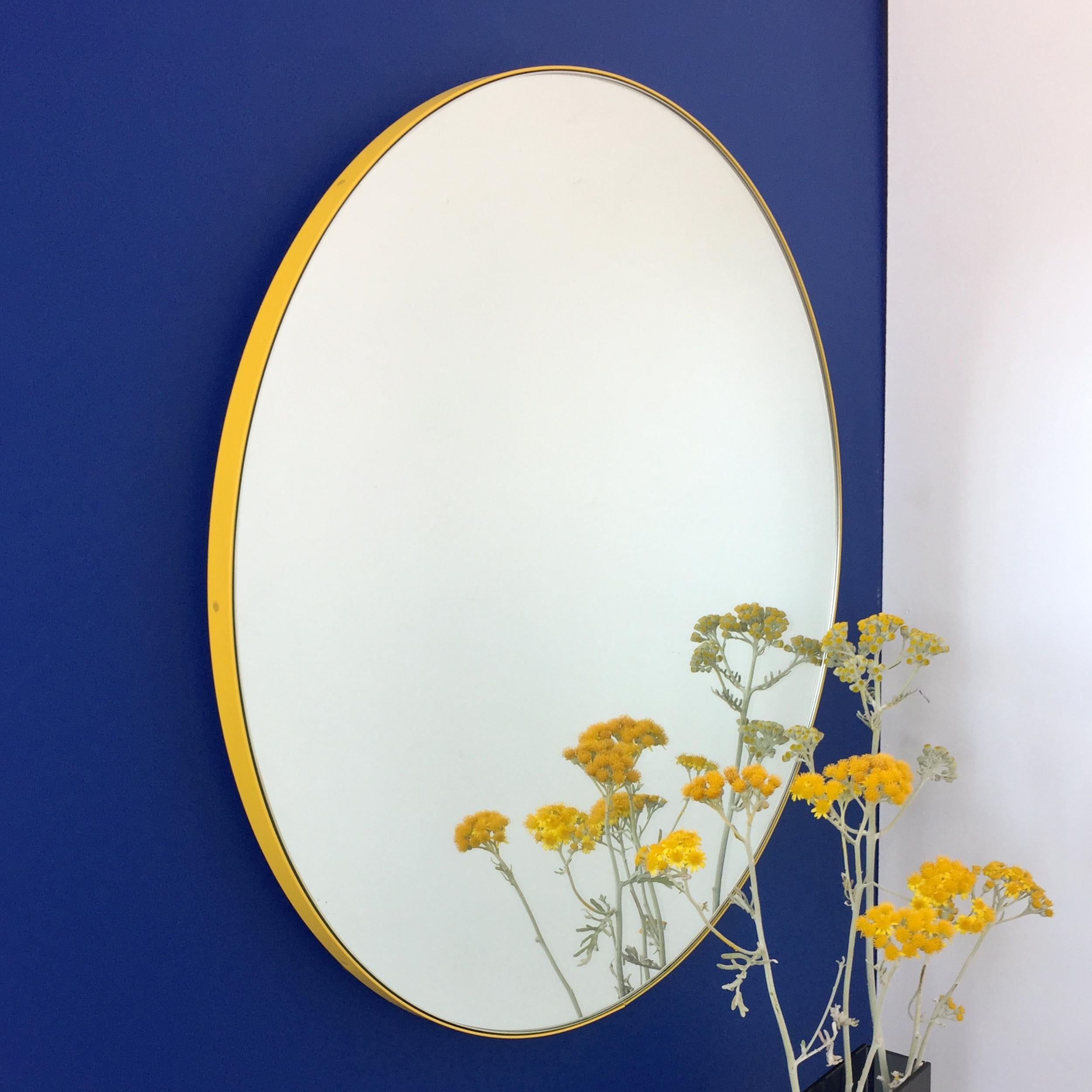 Aluminium Miroir rond moderne fabriqué à la main Orbis avec cadre jaune, moyen en vente
