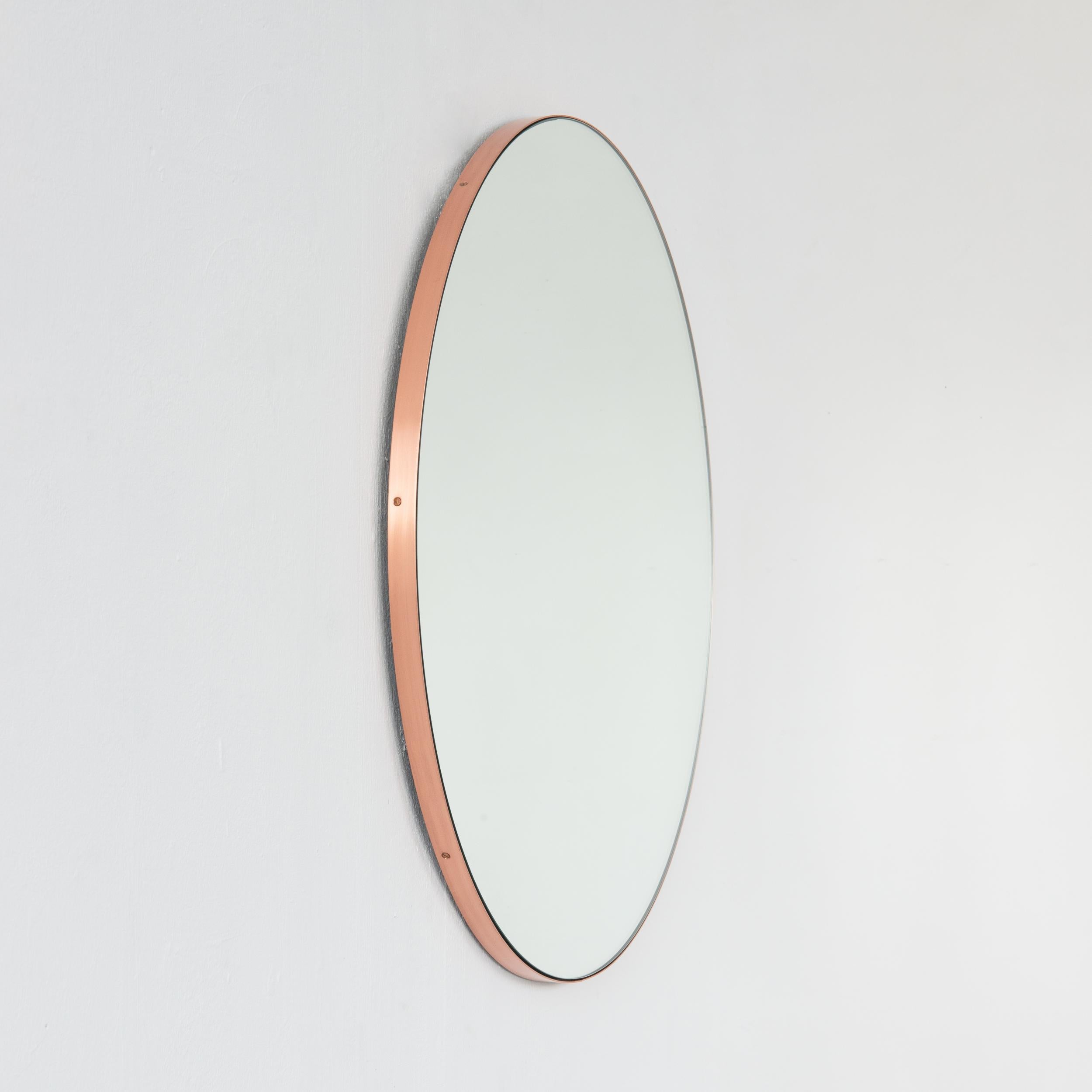 Minimaliste Grand miroir rond moderniste et minimaliste fait main Orbis avec cadre en cuivre en vente