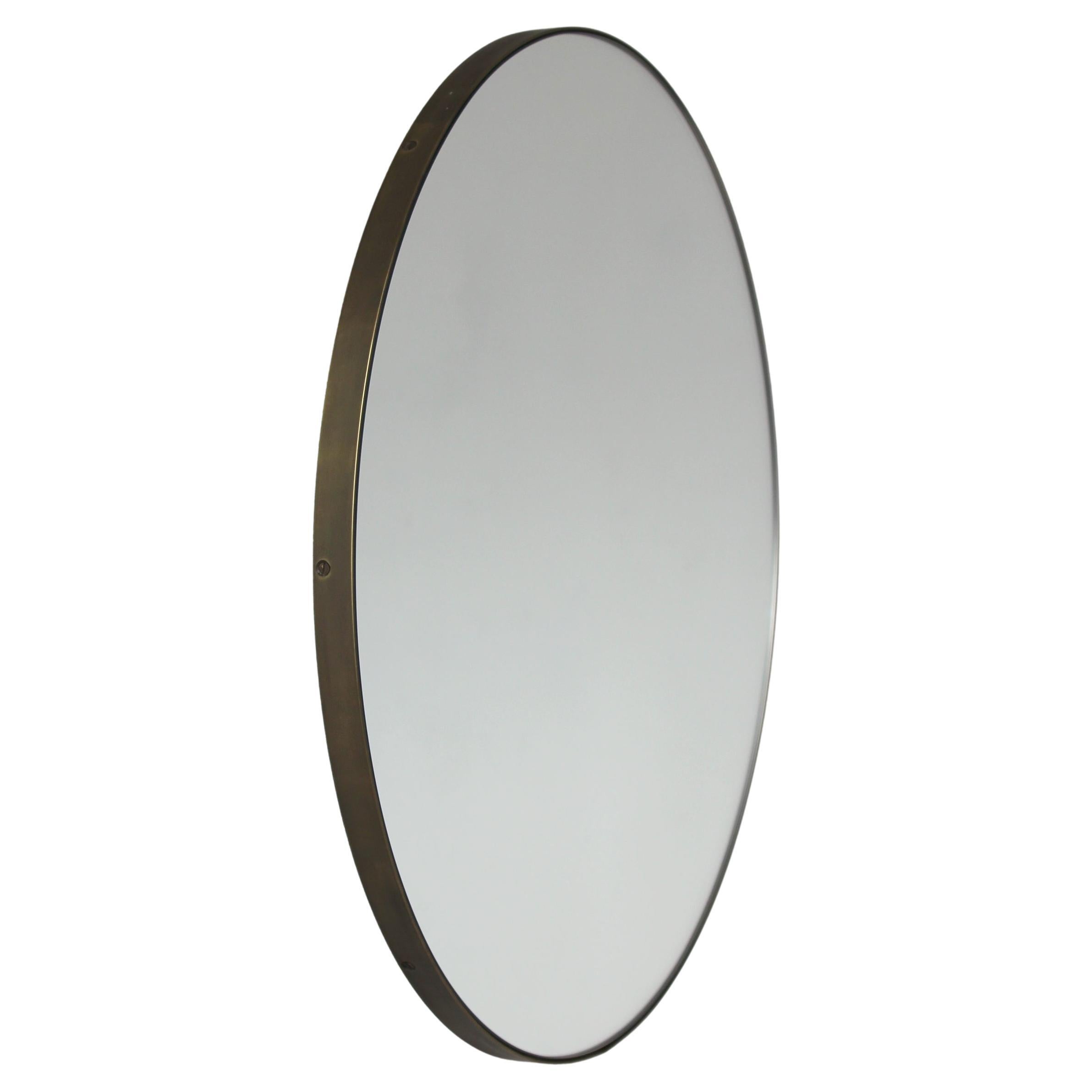 Specchio moderno rotondo Orbis con cornice in ottone con patina di bronzo, medio