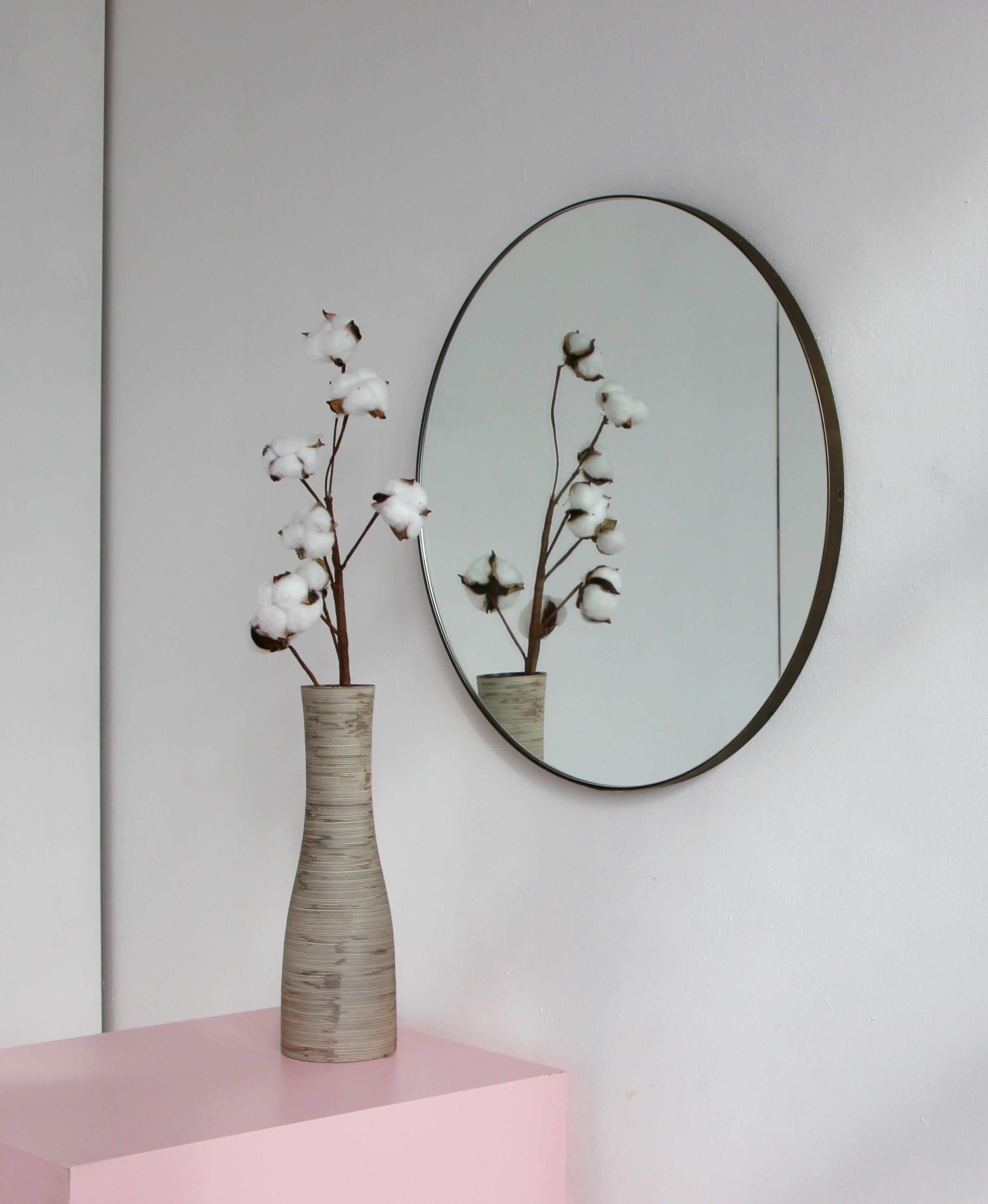 Britannique Miroir rond moderne Orbis avec cadre en laiton patiné bronze, moyen en vente