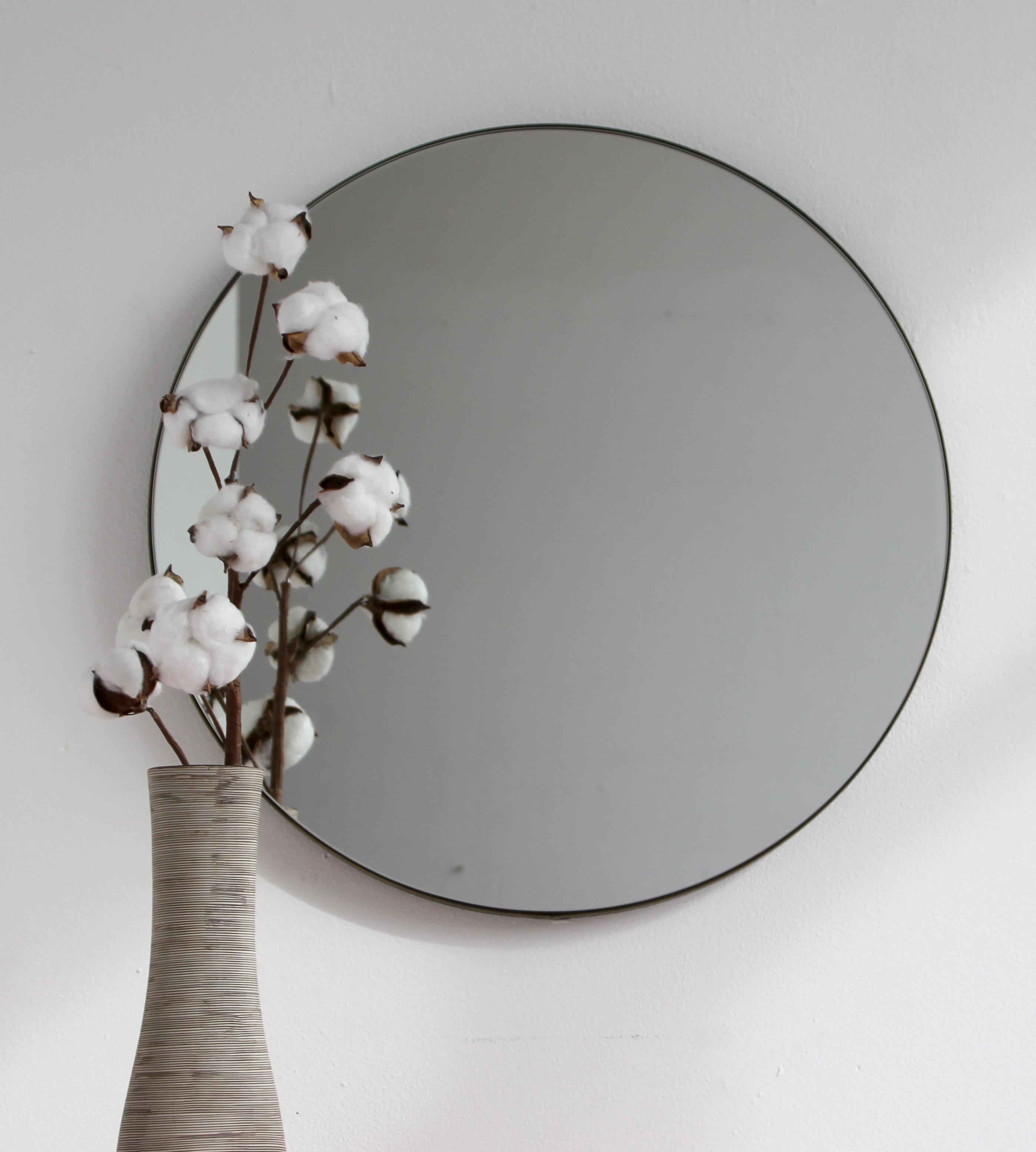 Patiné Miroir rond moderne Orbis avec cadre en laiton patiné bronze, moyen en vente