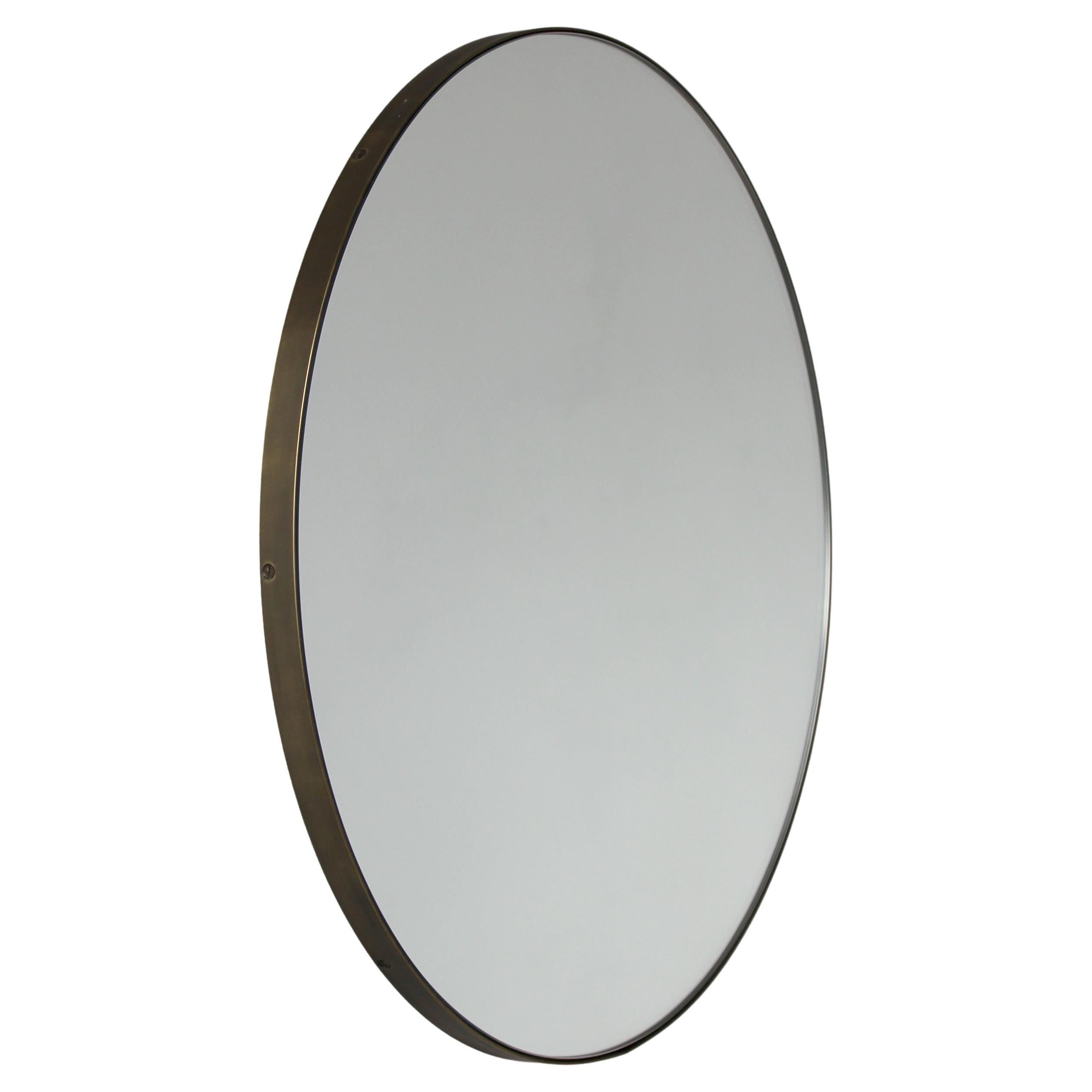 Specchio moderno rotondo Orbis con cornice in ottone patinato bronzo, medio