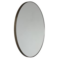 Miroir rond moderne Orbis avec cadre en laiton patiné bronze, moyen