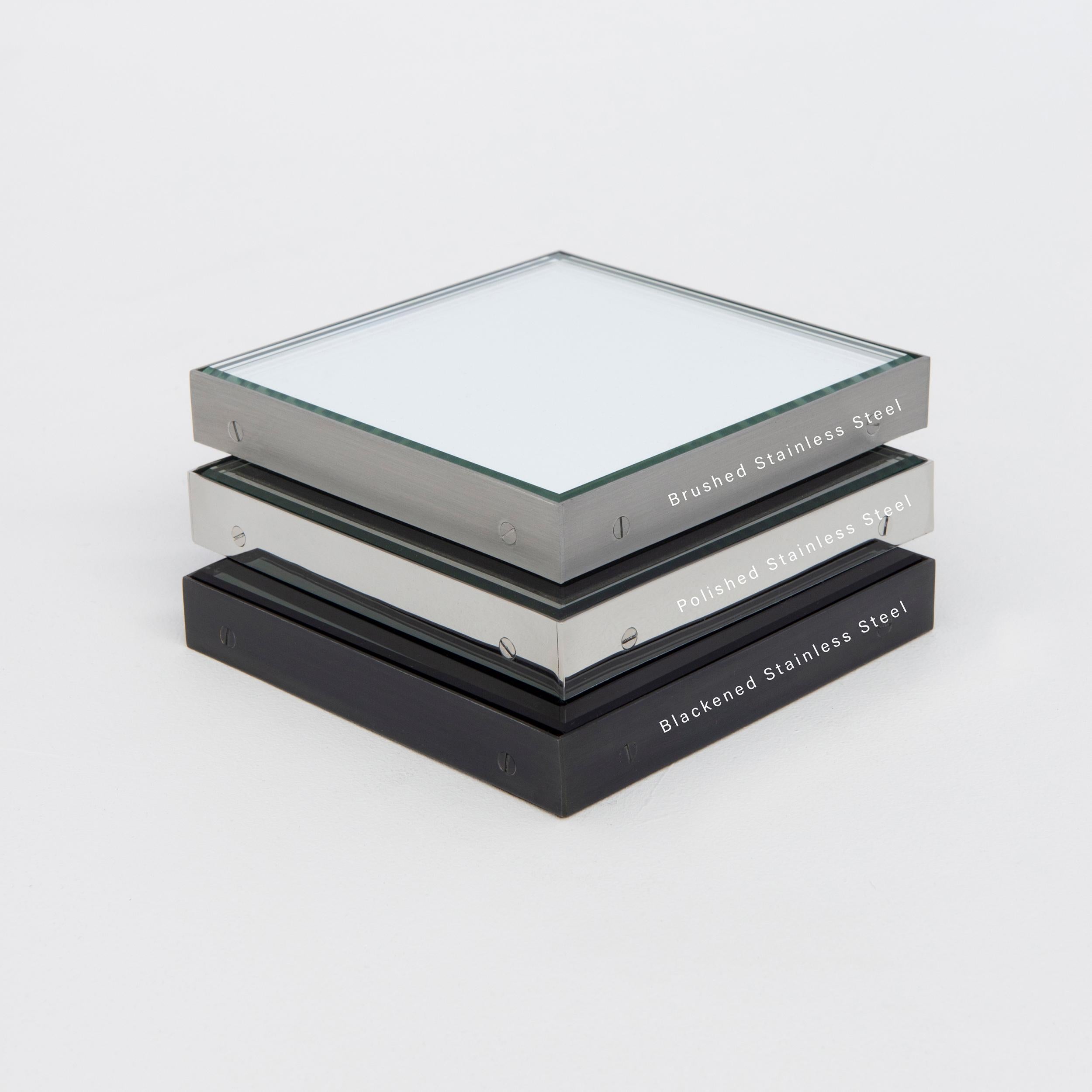 Specchio moderno rotondo Orbis con cornice in acciaio inox spazzolato, regolare in vendita 2