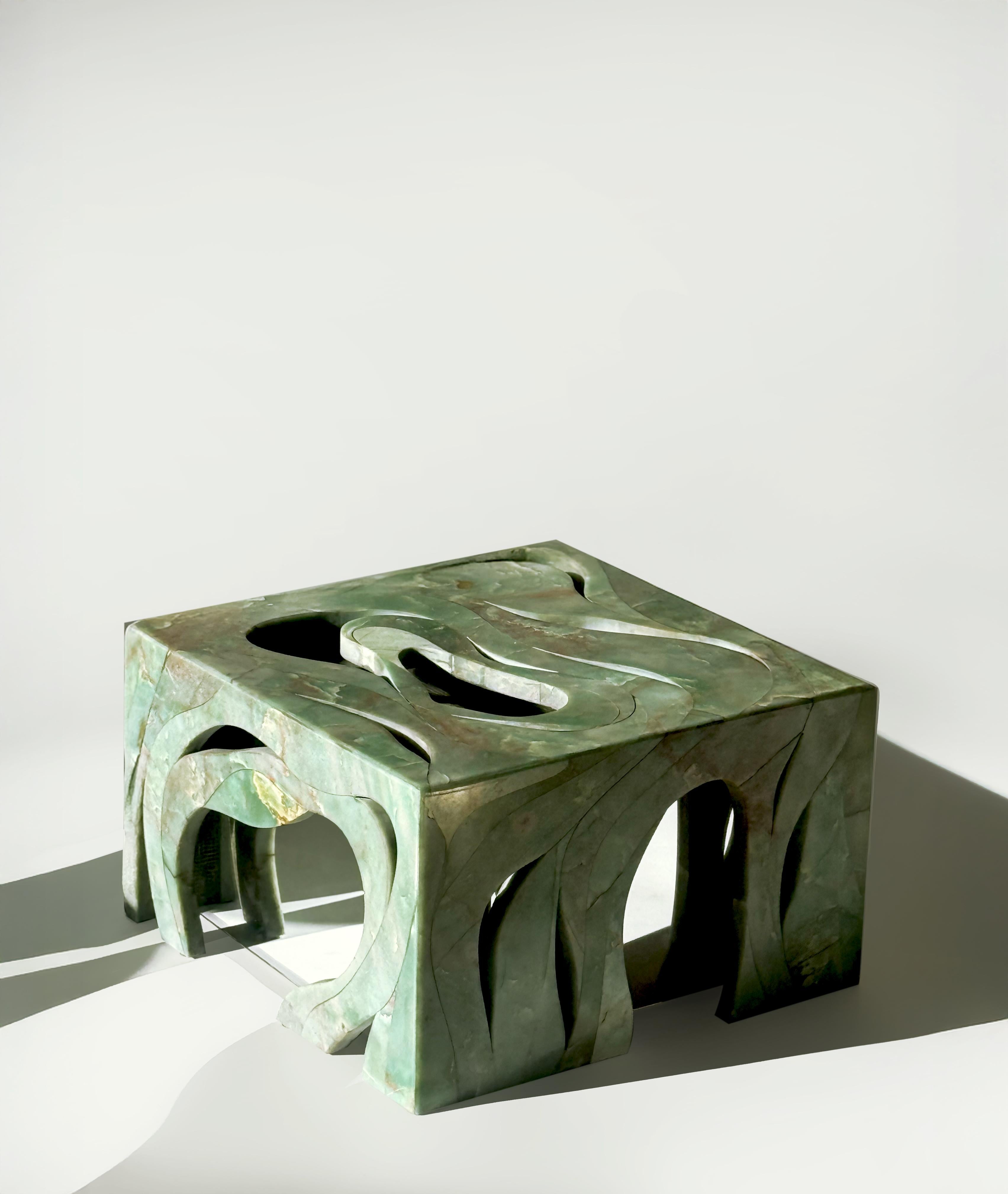 'ORBIS' è una collezione di mobili scultorei di HOMA Studio, che trasforma gli avanzi di marmo e onice in forme d'arte da collezione. Ogni pezzo riflette l'impegno dello studio per il design sostenibile e l'artigianato, mostrando storie e texture