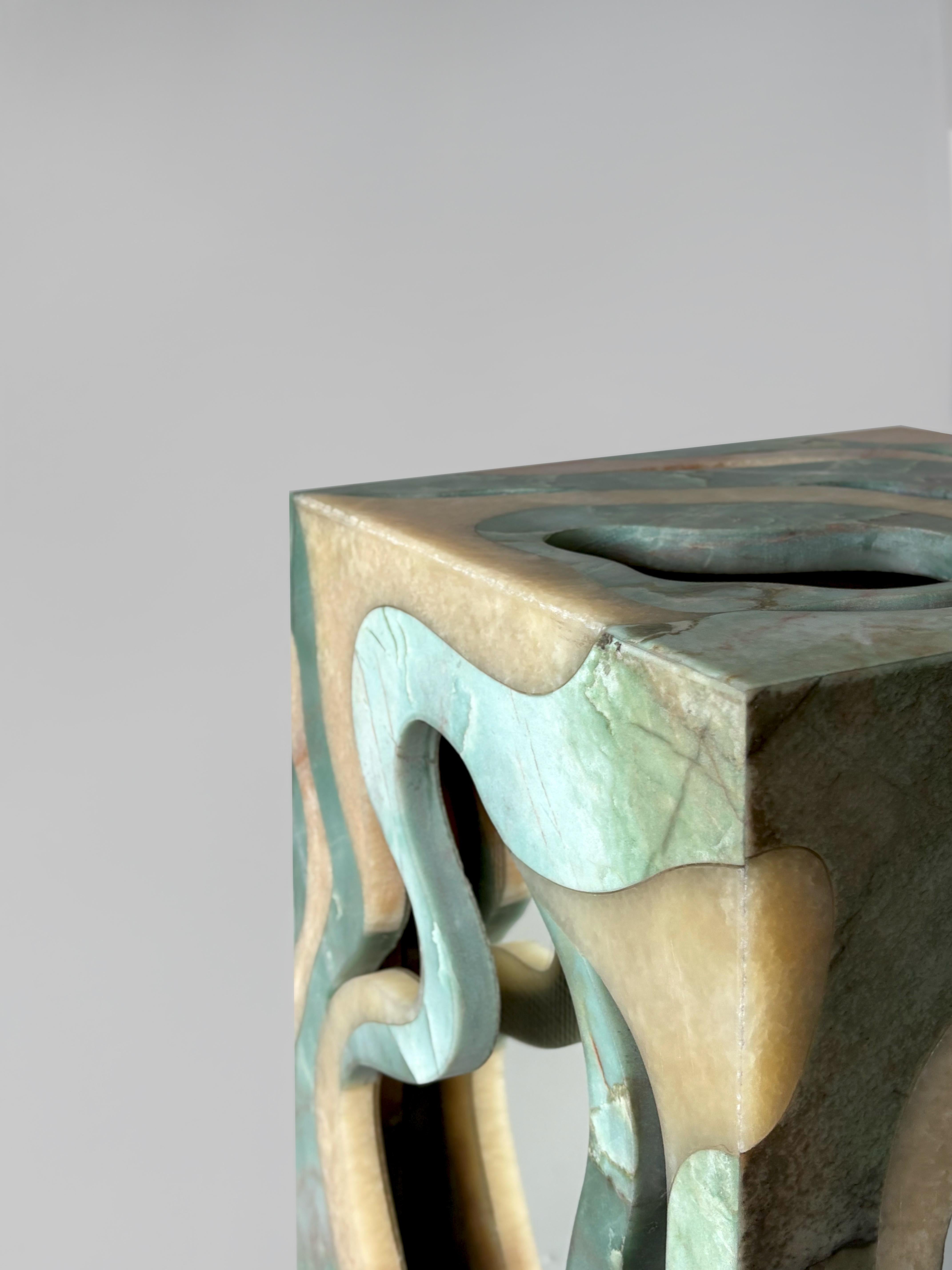 'ORBIS' è una collezione di mobili scultorei di HOMA Studio, che trasforma gli avanzi di marmo e onice in forme d'arte da collezione. Ogni pezzo riflette l'impegno dello studio per il design sostenibile e l'artigianato, mostrando storie e texture