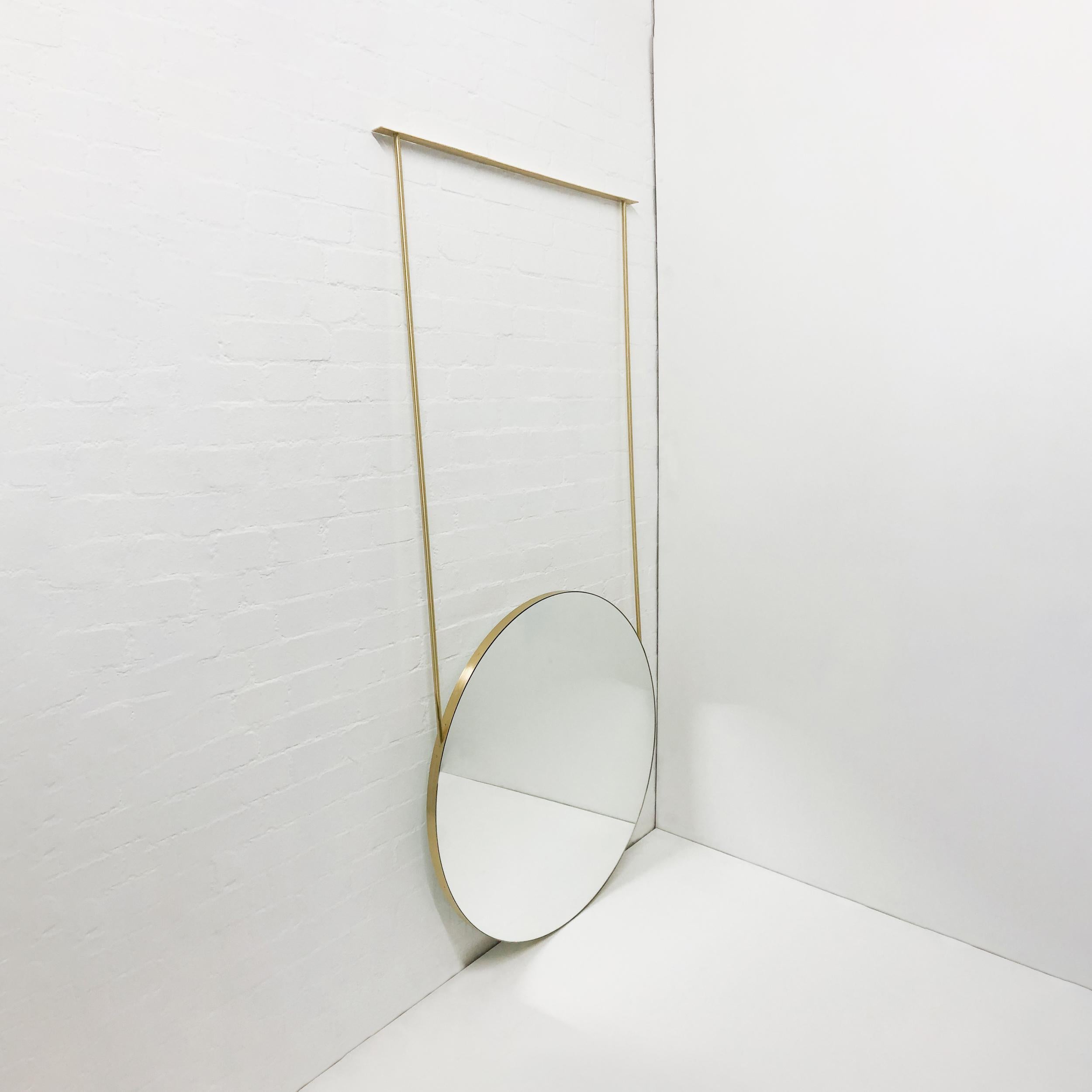Exquis miroir rond double face Orbis™ suspendu au plafond, doté d'un élégant cadre en laiton brossé massif et de deux bras. Nos collections uniques de miroirs suspendus au plafond sont conçues et fabriquées à la main à Londres, au Royaume-Uni, et