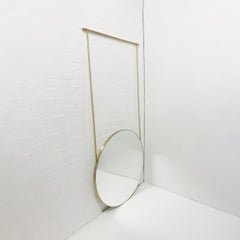 Espejo Redondo Suspendido de Doble Cara Orbis con Marco de Latón Cepillado y Dos Brazos