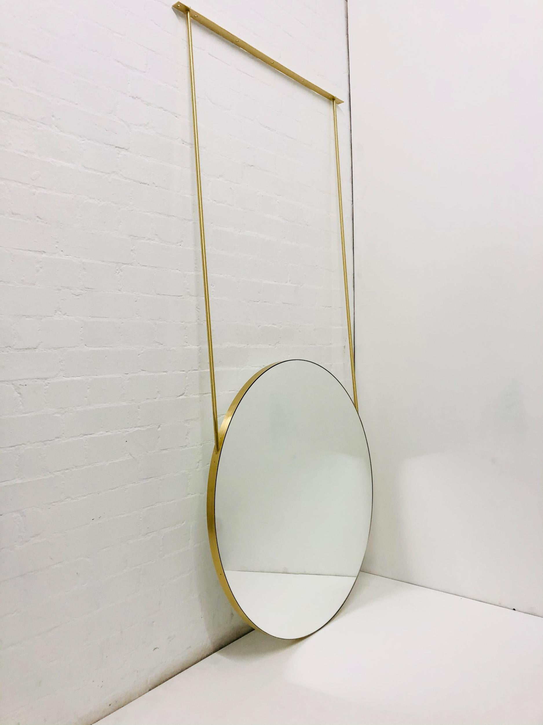 Exquisiter, moderner, an der Decke aufgehängter, doppelseitiger runder Spiegel mit einem eleganten Rahmen aus gebürstetem Messing. 

Abmessungen des Spiegels: 914mm (36