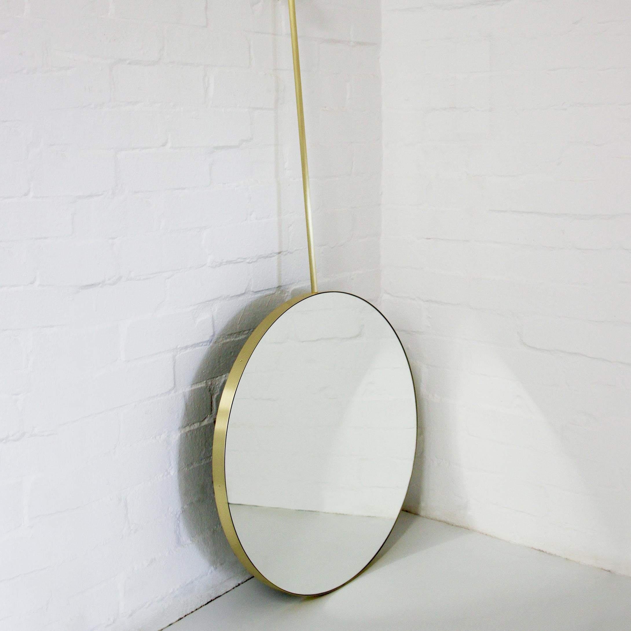Beautiful ceiling suspended round mirror with an elegant brushed brass frame. 

Measures: 550mm (21.65