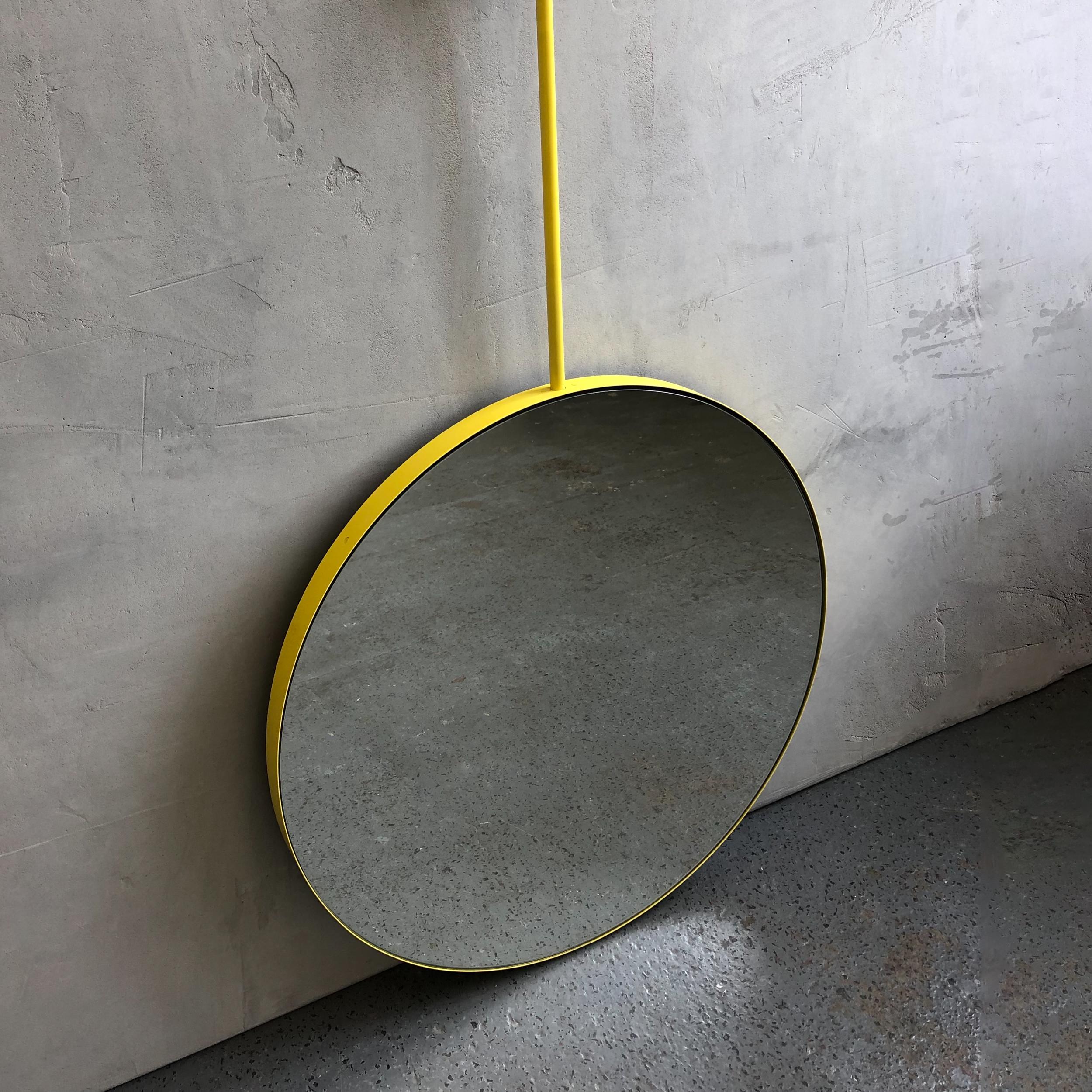 Miroir rond audacieux suspendu au plafond avec un cadre jaune à revêtement en poudre vibrant pour des intérieurs uniques. Disponible dans d'autres couleurs, notamment le noir, le rouge, le vert et le bleu. Également disponible dans des couleurs